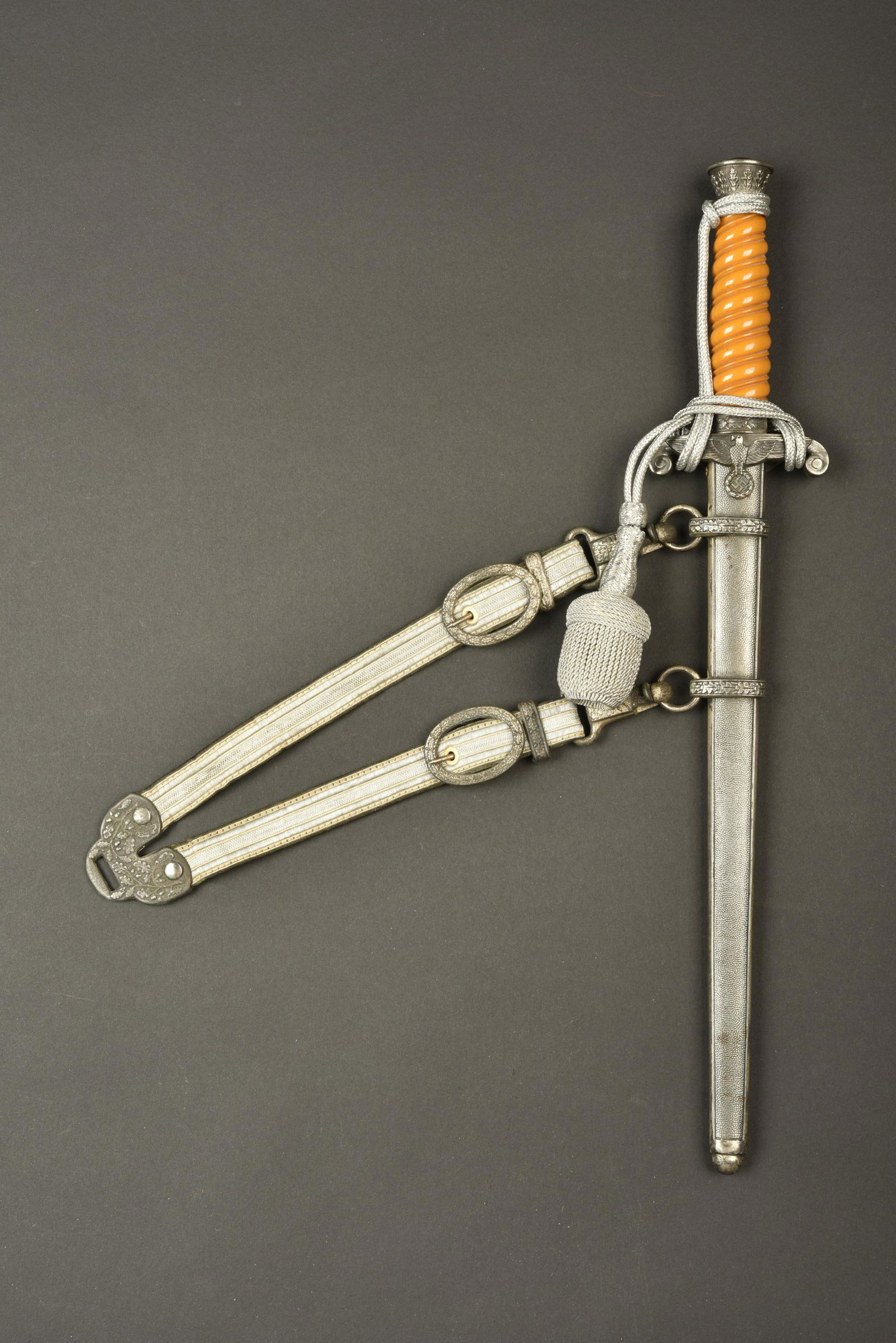 Dague d officier de la Heer. German Dagger.: Dague d officier de la Heer. Manche en bakelite orange. Toutes les garnitures metalliques sont en tres bon etat. Tres belle lame, fabrication WKC Solingen. Fourreau en metal, presentant une legere oxy