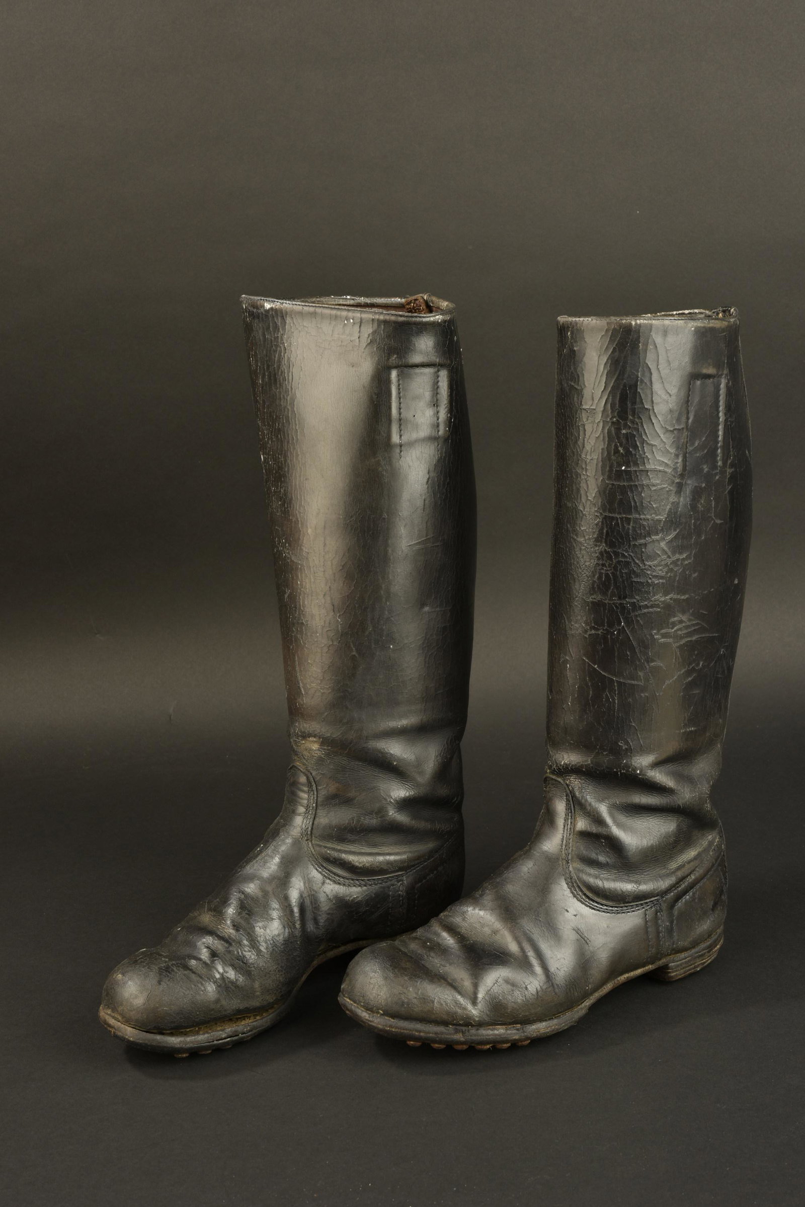 Bottes d officier allemand. German officer boots.: Bottes d officier allemand. Tiges hautes, en cuir noir. Homogenes. Semelles cloutees, certains clous sont manquants. Les fers des talons sont manquants. Sans marquages visibles. Cuir sec et craquele. 