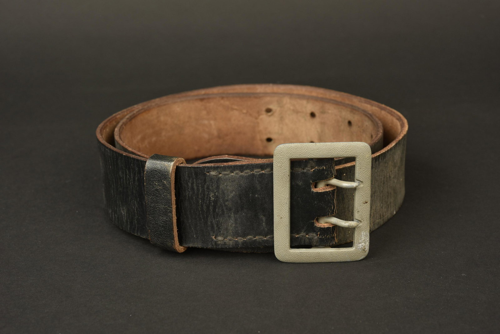 Ceinturon officier allemand. German Officer Belt.: Ceinturon d officier allemand. En cuir noir. Le passant au ceinturon est present. Boucle a deux ardillons en metal grenele. Couleur d origine a 80%. Fabrication RBNr illisible. A noter une certaine us