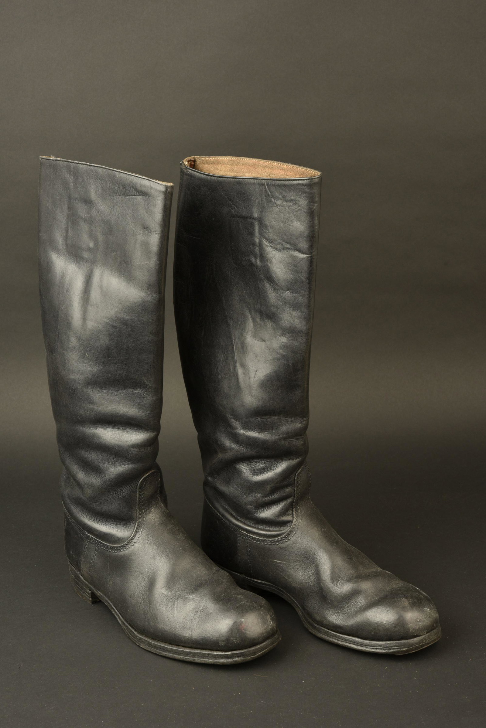 Bottes d officier allemand. German officer boots.: Bottes d officier allemand. Tiges hautes, en cuir noir. Homogenes. Semelles en cuir ferrees. Cuir souple. Marquage illisible. Approximativement une pointure 43/44. A noter une certaine usure et patine