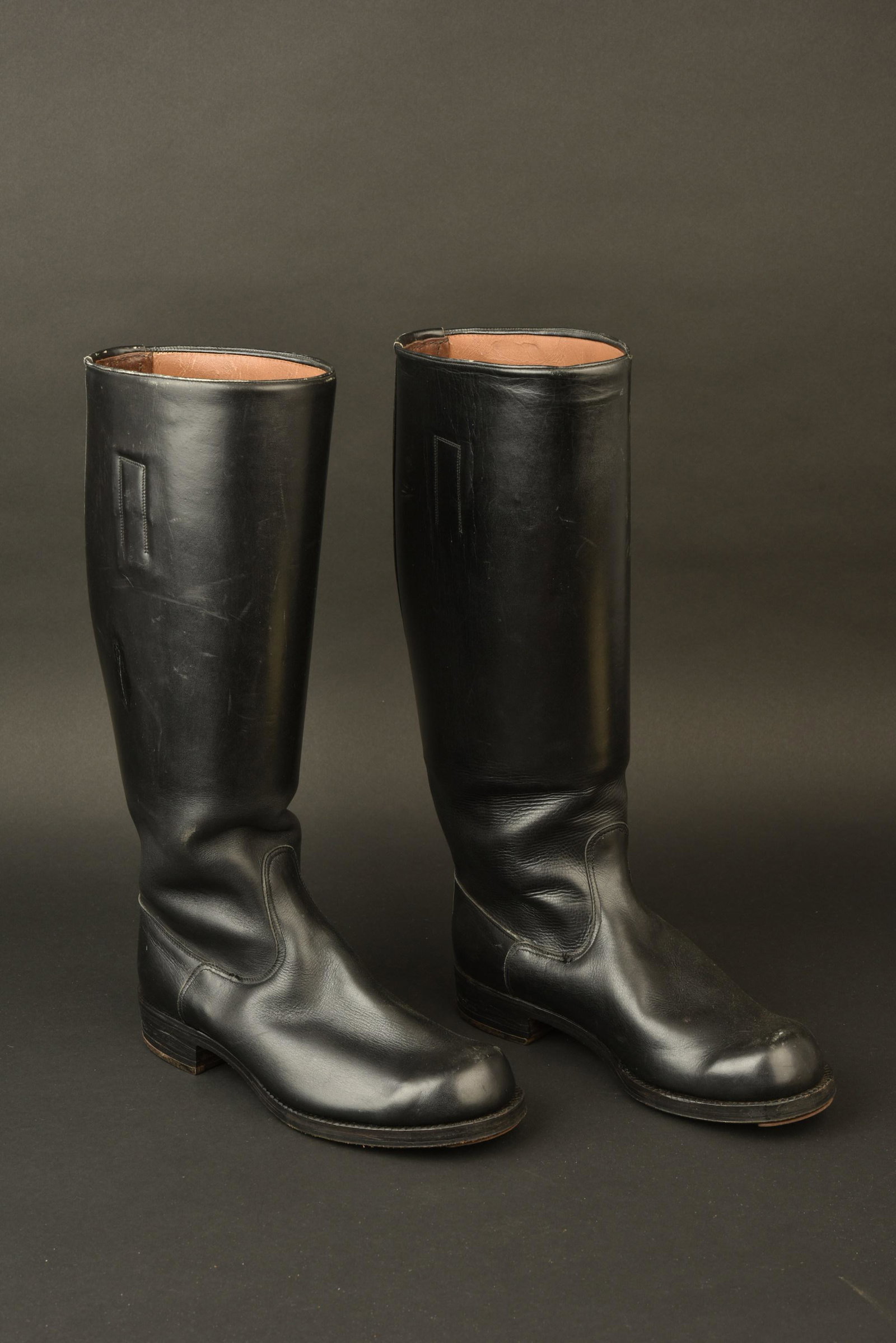 Bottes d officier allemand. German officer boots.: Bottes d officier allemand. Tiges hautes, en cuir noir. Homogenes. Semelles en cuir ferrees. Cuir souple. Marquage 8010 42. Approximativement une pointure 42/43. A noter une legere usure et patine des