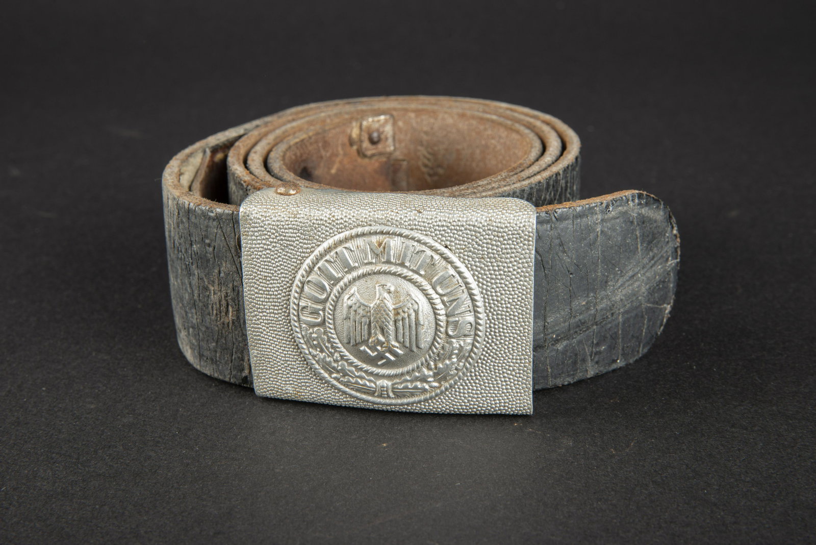 Ceinturon de sortie de la Heer. German belt.: Ceinturon de sortie de la Heer. Ceinturon en cuir, reste de verni present. Doublure en feutrine tres abimee, nombreux manques et trous de mite. Taille 104. Boucle de ceinturon de la Heer en aluminium,