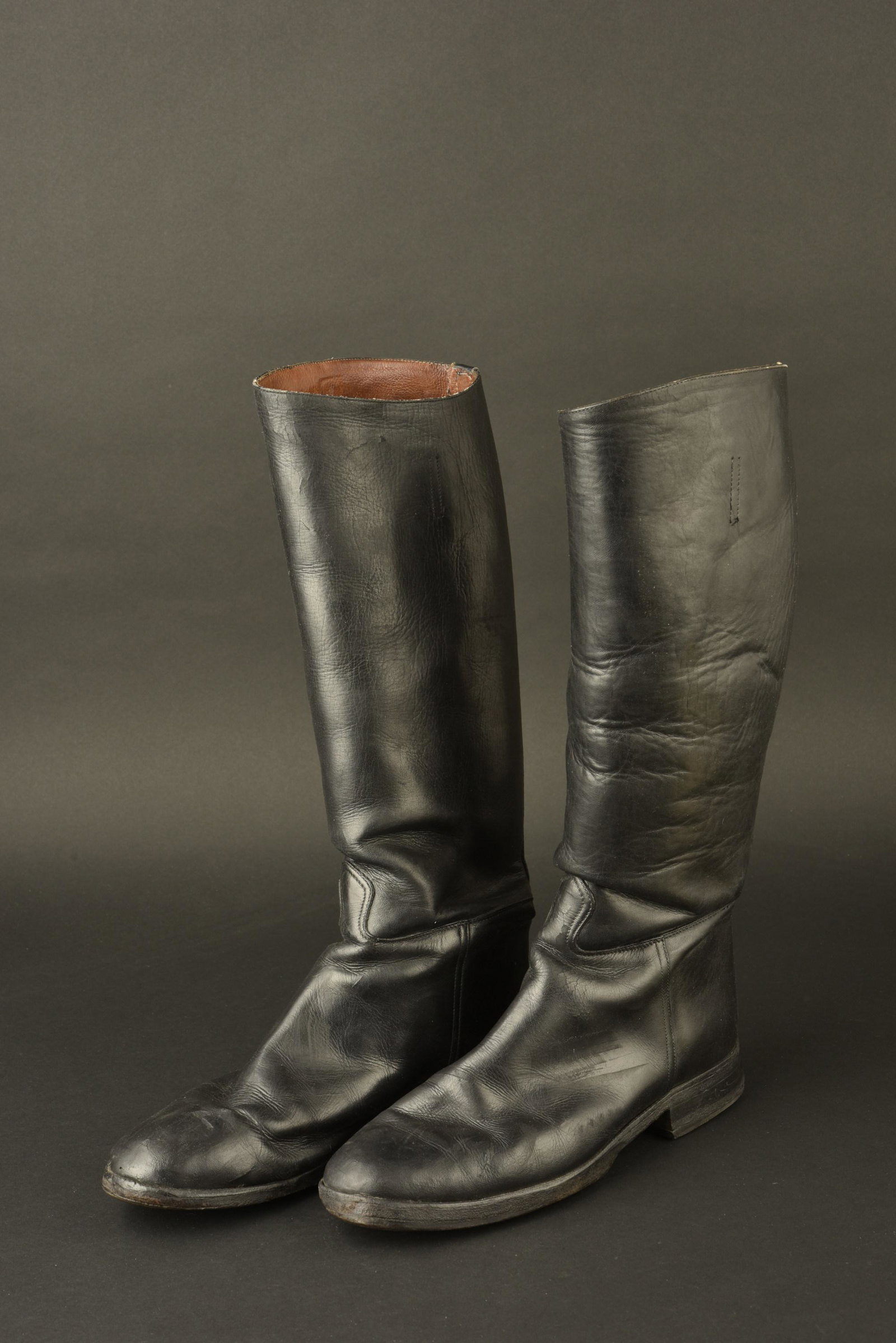 Bottes d officier allemand. German officer boots.: Bottes d officier allemand. Tiges hautes, en cuir noir. Homogenes. Semelles en cuir lisse fortement usees. Cuir souple. Marquage 125 10 KN C668. Approximativement une pointure 43/44. A noter une certa