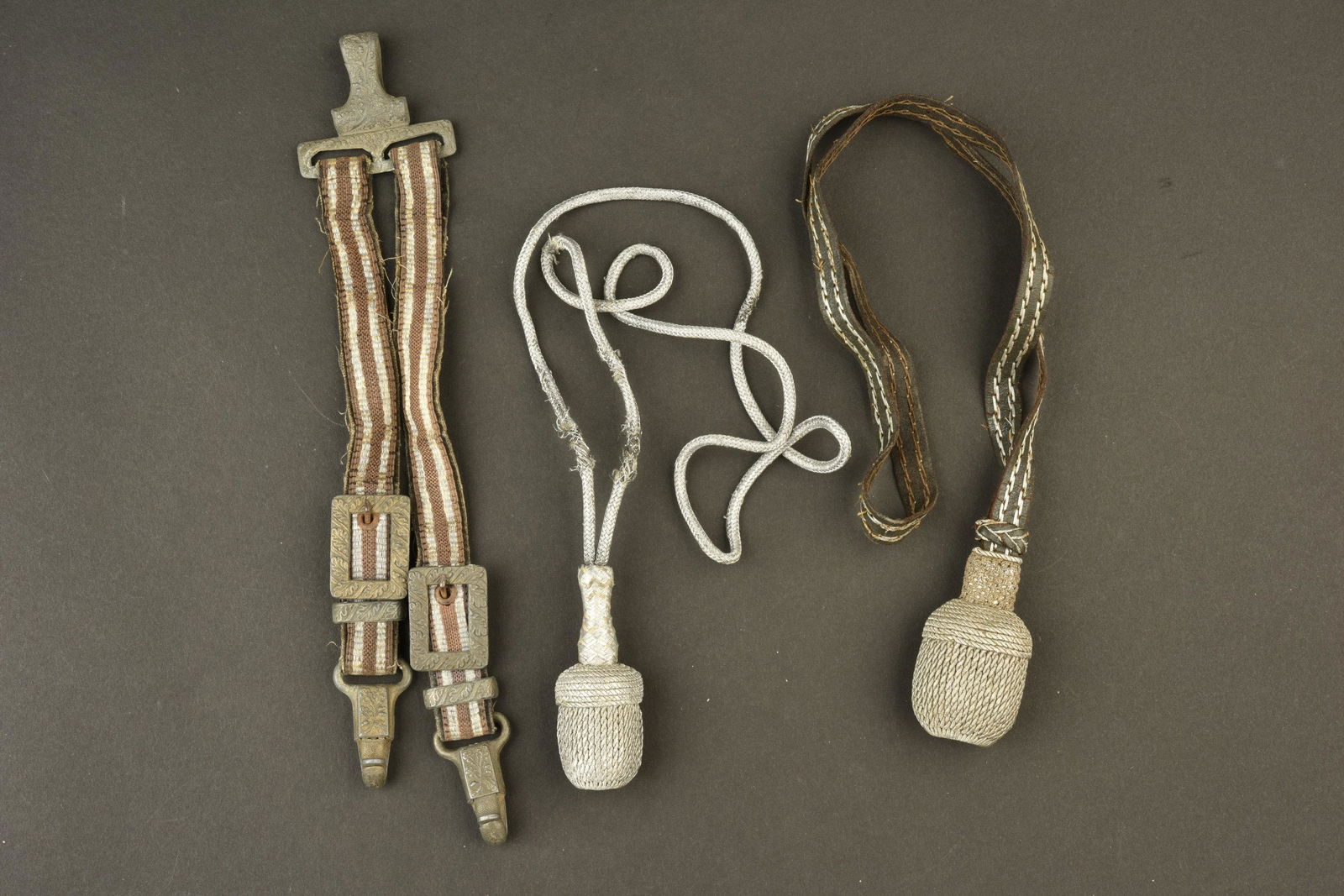 Accessoires de dague de la Heer. German dagger accessories.: Accessoires de dague de la Heer. Comprenant une beliere dite de luxe, galon argent sur velours noir. Toutes les pieces metalliques sont ornees de feuilles de chene, mousqueton en tres bon etat. Fabric