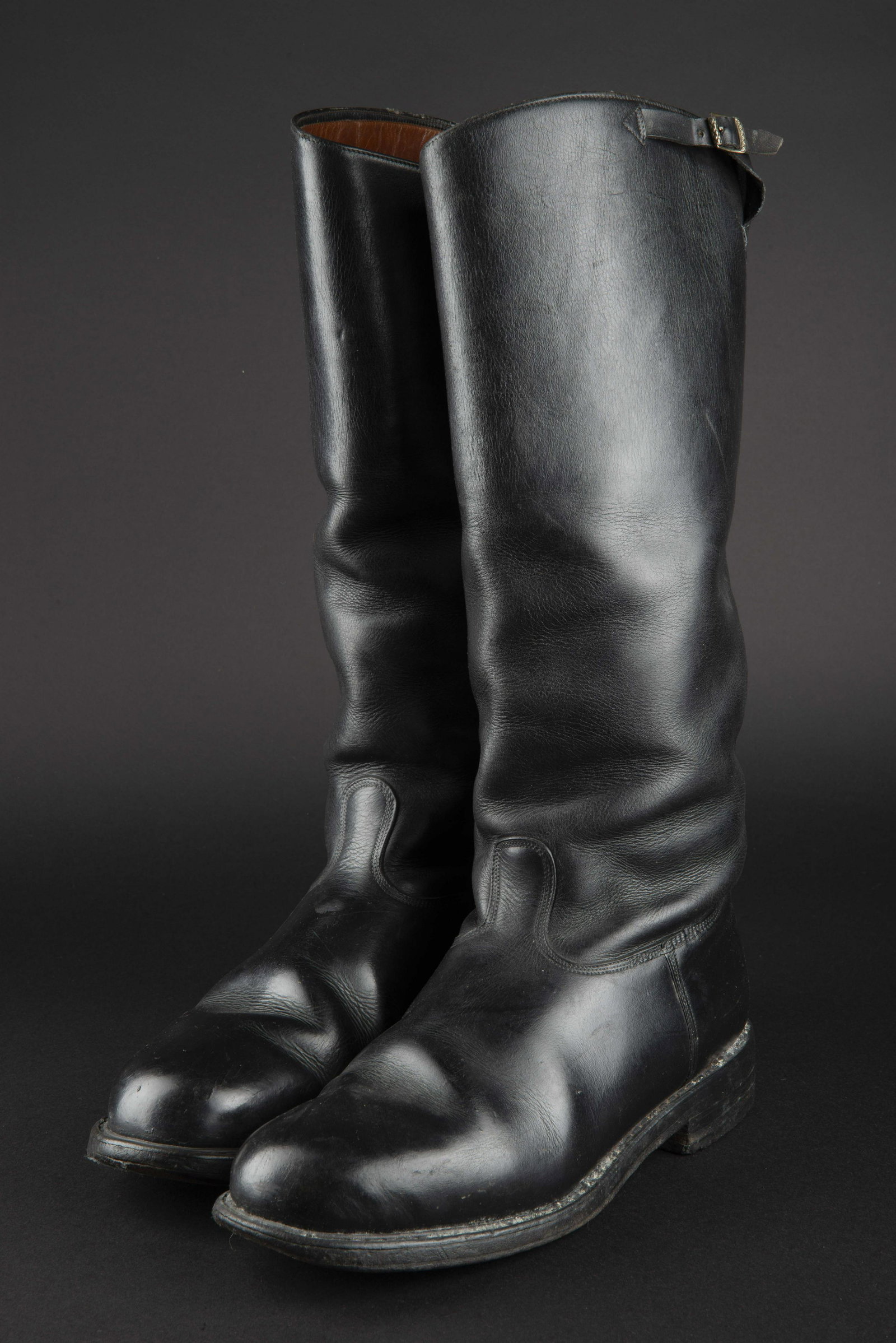 Bottes d officier allemand. German officer boots.: Bottes d officier allemand. Tiges hautes en cuir noir lisse. Sangle de reglage en haut de la botte. Semelles en cuir, talons en caoutchouc, fabrication Continental. Marquages interne 42 140 98. Approx