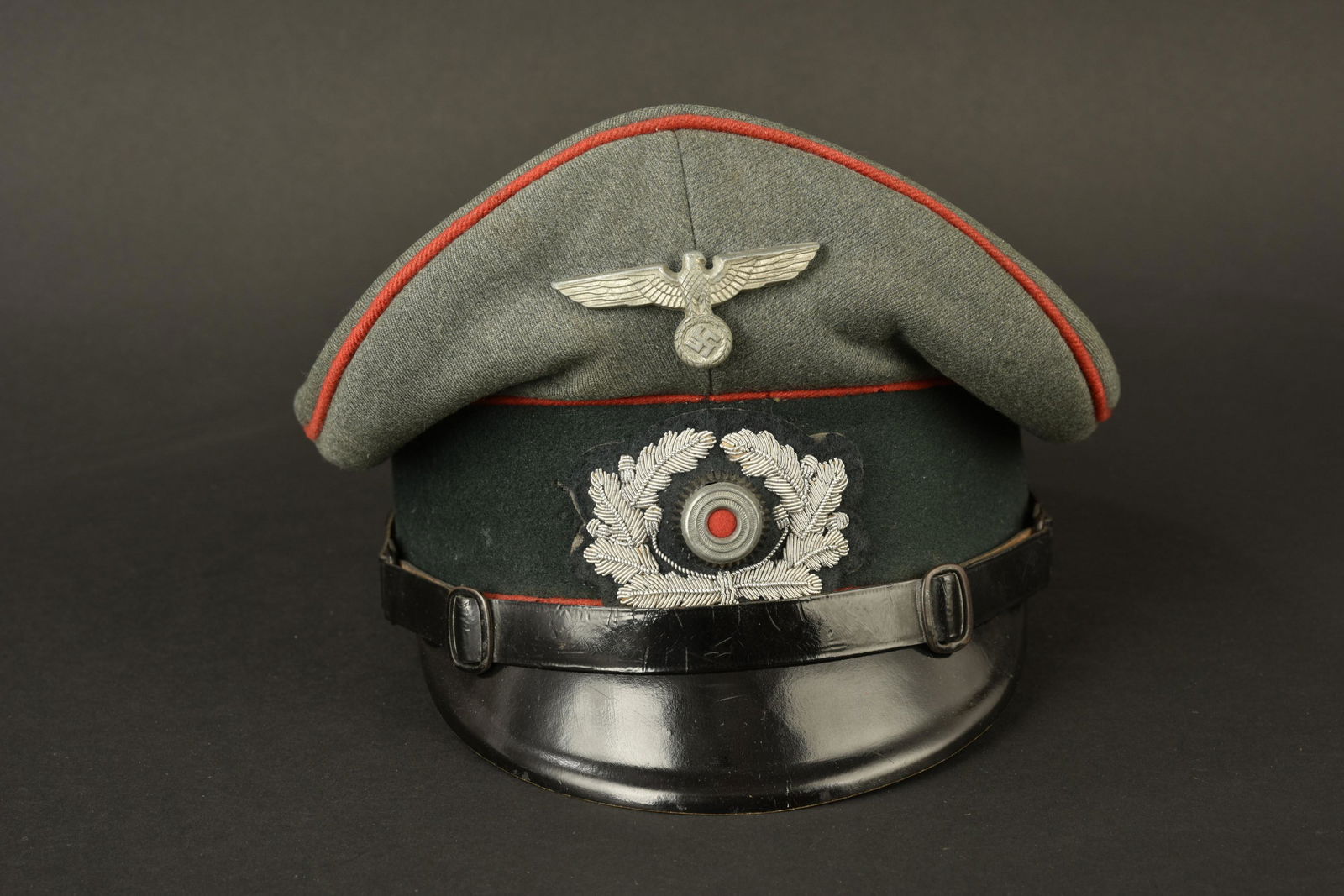Casquette artillerie. German artillery cap.: Casquette de sous-officier d artillerie. En gabardine Feldgrau, triple lisere rouge de l artillerie. Aigle et cocarde en metal. Les insignes n ont pas ete demontes, afin de verifier les attaches. Feui