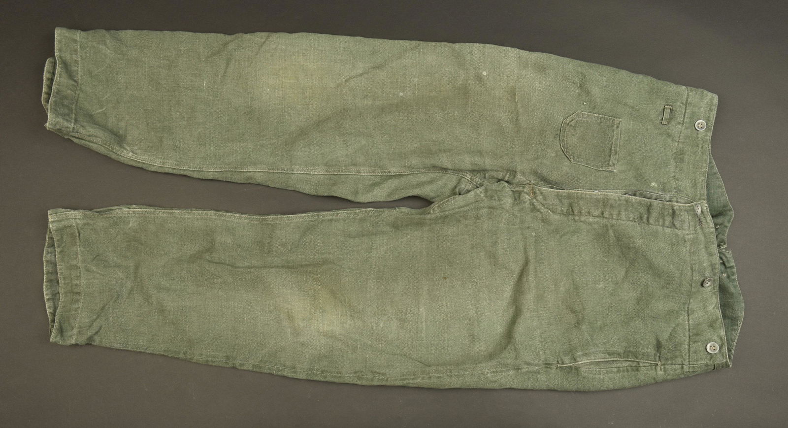 Pantalon de treillis allemand. German field trousers.: Pantalon de treillis allemand. En tissu treillis Feldgrau. Tous les boutons sont presents. Doublures des poches en tissu coton blanc. Marquages presents mais illisibles. A noter une certaine usure et