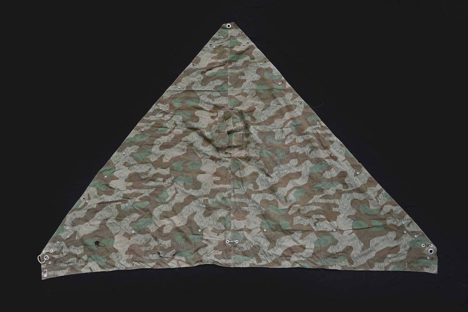 Zeltbahn de la Heer. Heer Zeltbahn: Zeltbahn de la Heer. En tissu camoufle eclat. La majorite des boutons sont presents, ainsi que les cordelettes. Sans marquages visibles. A noter une certaine usure et patine de la piece, ainsi que que