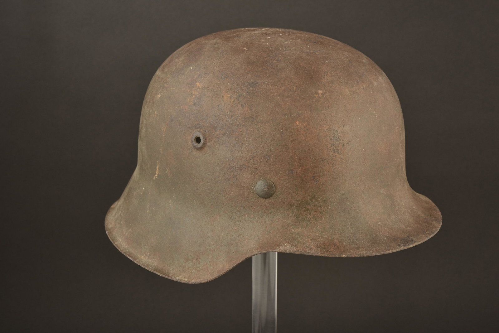 Coque de casque M42. M42 helmet shell.: Coque de casque M42, fabrication illisible, numero de lot 2163. Peinture a 40%. Aigle de la Heer a 25%. Cerclage monte d origine, coiffe manquante. A noter une certaine usure et oxydation de la piece.