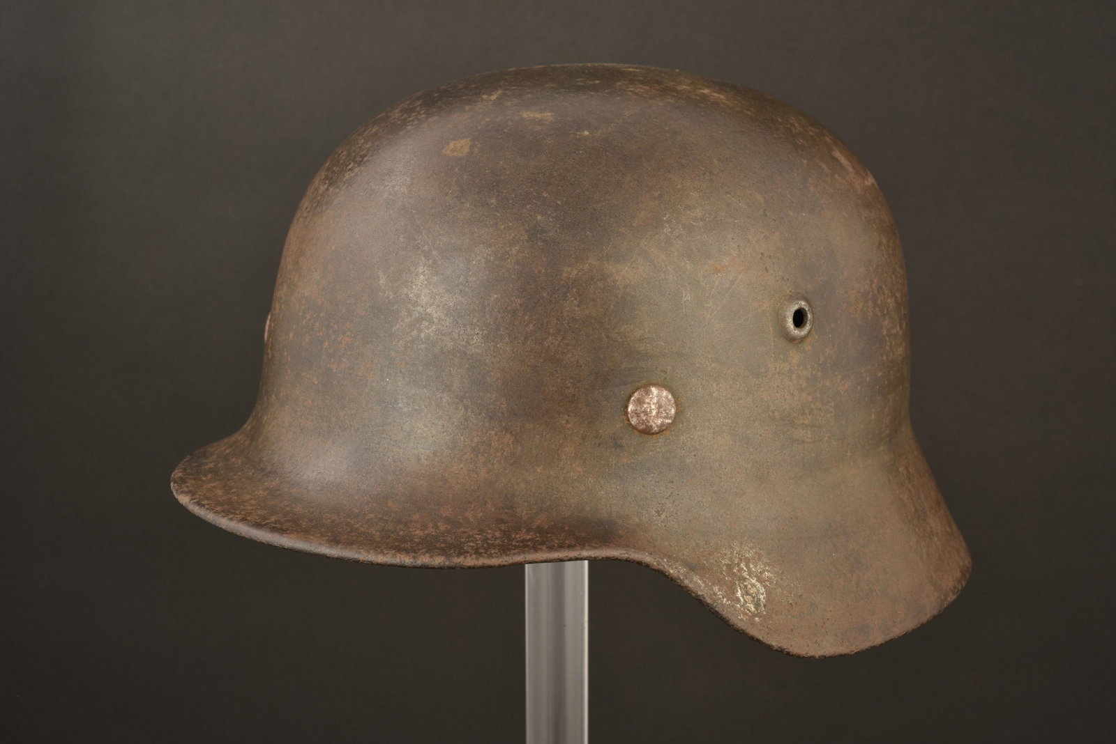 Casque M40. German helmet.: Casque M40. Coque de casque M40, fabrication SE64, numero de lot 11826. Peinture a 5%. Reproduction de cerclage et de coiffe en cuir. Jugulaire manquante. A noter une certaine usure et patine de la pi