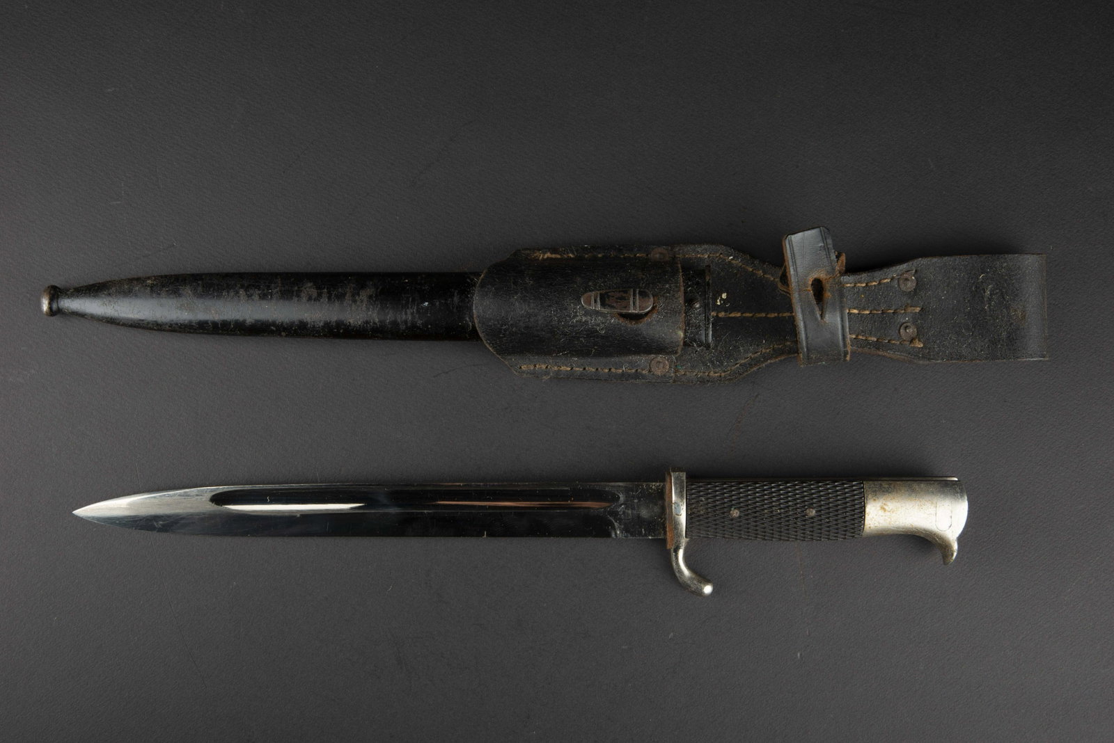 Baionnette de sortie. German Bayonet.: Baionnette de sortie. Garnitures en metal nickele, usees. Plaquettes en bakelite grenele. Lame complete dans sa longueur, bel etat. Fabrication FW Holler Solingen. Fourreau en metal, peinture noire a 