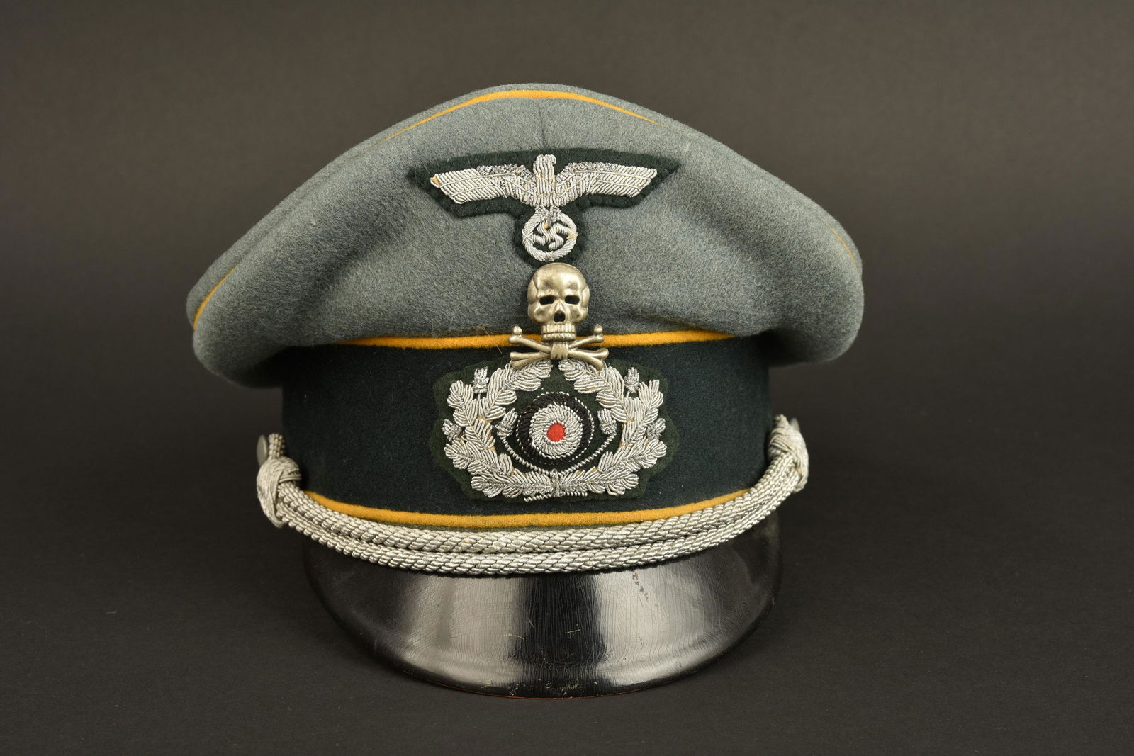 Casquette cavalerie. German Cavalry Cap.: Casquette officier cavalerie. En drap Feldgrau, triple lisere jaune de la cavalerie. Cocarde et feuilles de chene en cannetille argent. Aigle en cannetille argent sur fond vert fonce, monte main. Insi