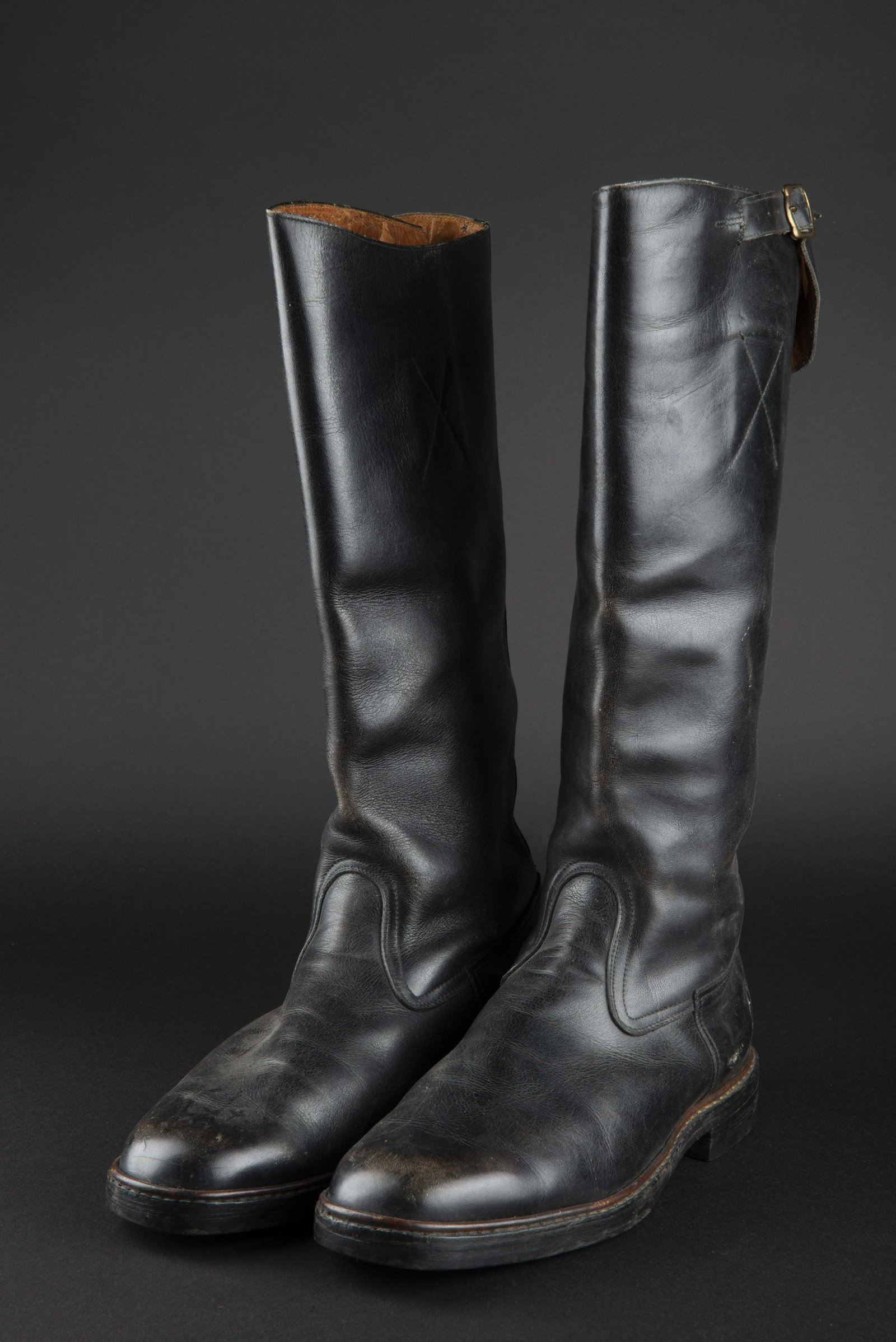 Bottes d officier allemand. German officer boots: Bottes d officier allemand. Tiges hautes en cuir noir lisse. Sangle de reglage en haut de la botte. Semelles en cuir, talons en caoutchouc, fabrication Vorwerk 173. Marquages interne 512 43 13. Approx