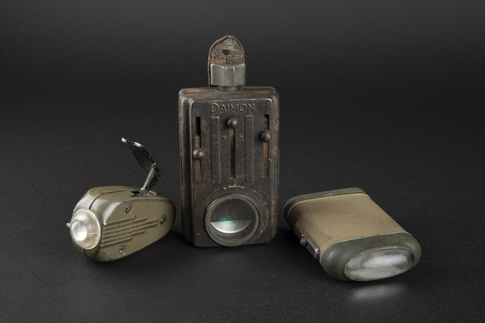 Lampes de poches allemande. German flashlights.: Lampes de poches allemande. Comprenant une lampe de poche a dynamo, peinture a 80%, fabrication Wehrmachteigentum. Une lampe de poche Daimon, ampoule et pile manquantes, les pattes en cuir sont presen
