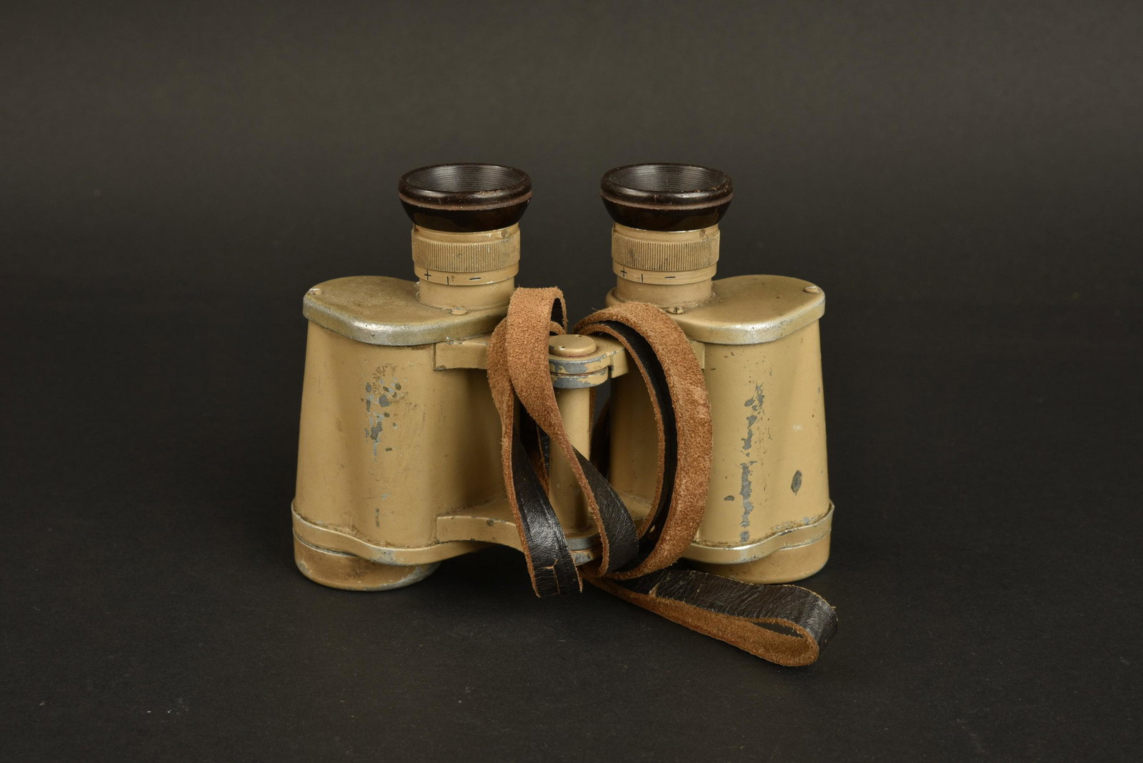 Jumelles sables. German binoculars.: Jumelles couleur sable. En metal, peinture jaune sable a 80%. Å’illetons en bakelite. Marquages Dienstglass 6 x 30 354914, fabrication DDX. Optiques claires presentant quelques taches. Sangle de tr