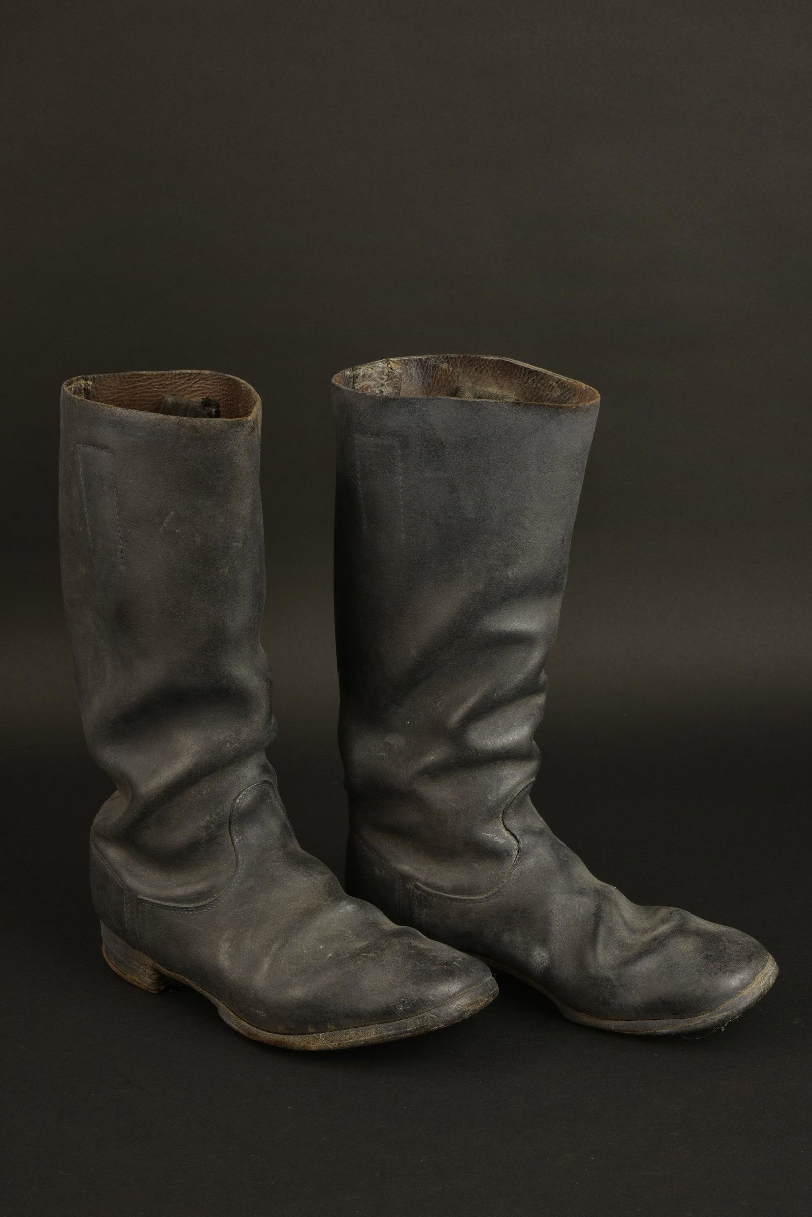 Bottes allemande. German boots.: Bottes allemande. Tiges hautes en cuir noir. Paire homogene. Talons ferres, semelles en cuir lisse. Marquages interne 2236 23 k 5 80 255, une partie du marquage est illisible. Approximativement une po