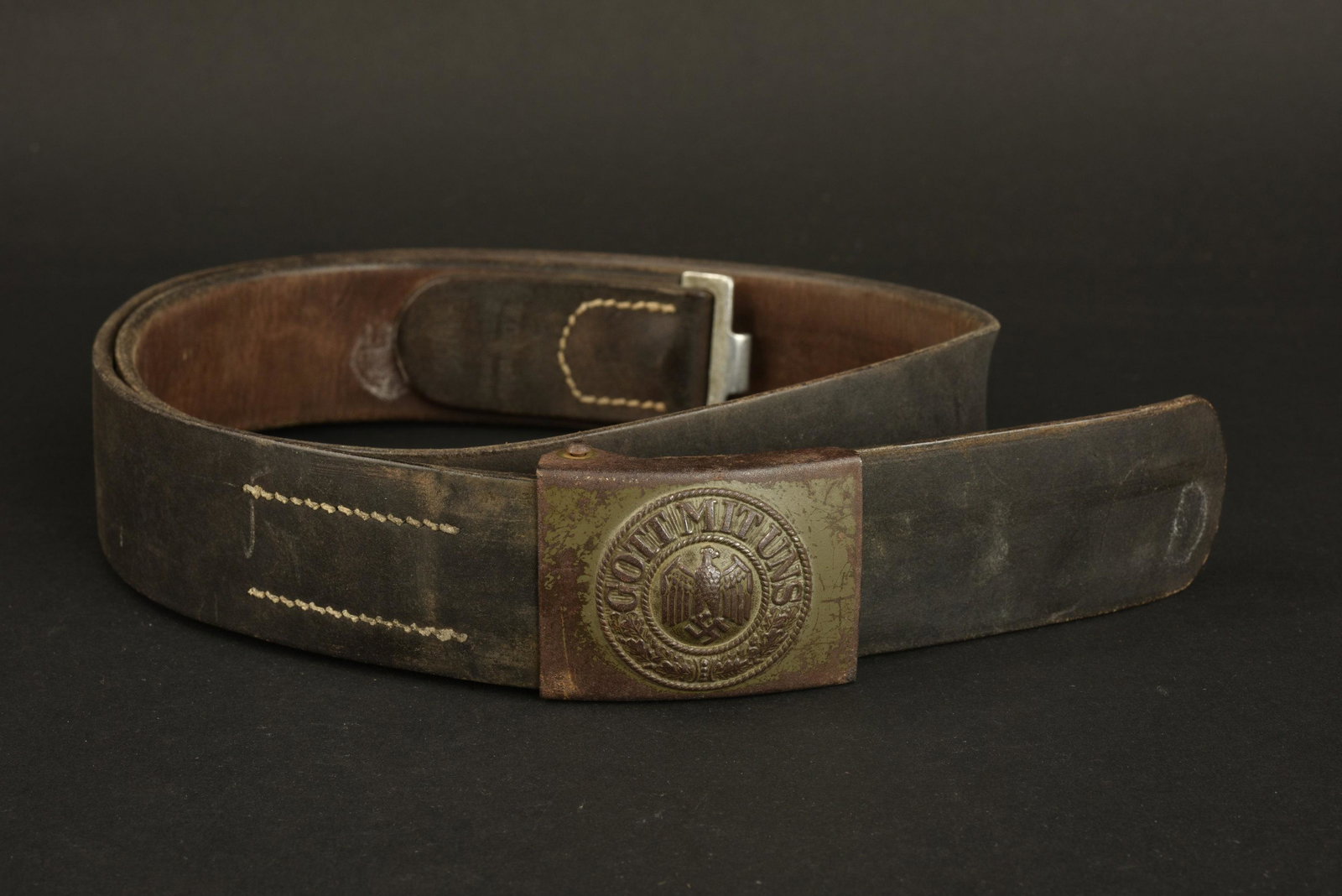 Ceinturon de la Heer. German belt.: Ceinturon de la Heer. Ceinturon en cuir noir, taille 105. Indication nominative GJ. Date 1935. Boucle en metal, peinture Feldgrau a 40%, sans marquages visibles. Patte en cuir datee 1941. A noter une 