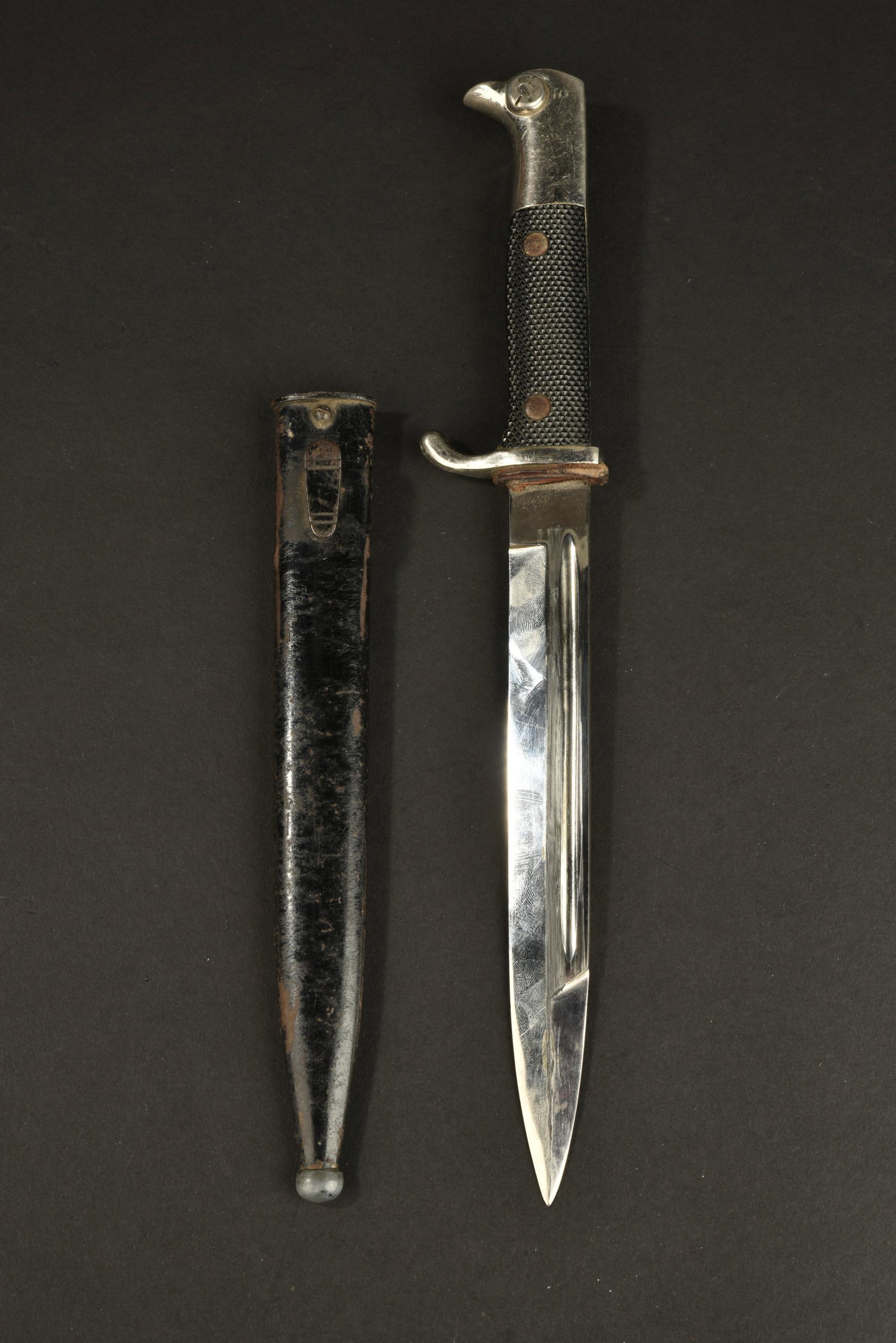 Baionnette de sortie. German Bayonet.: Baionnette de sortie. Les garnitures metalliques sont nickelees. Plaquettes en bakelite grenele. Lame nickele, couleur a 90%. Fabrication E Pack & Sohne Solingen. Fourreau en metal, peinture noire a 4