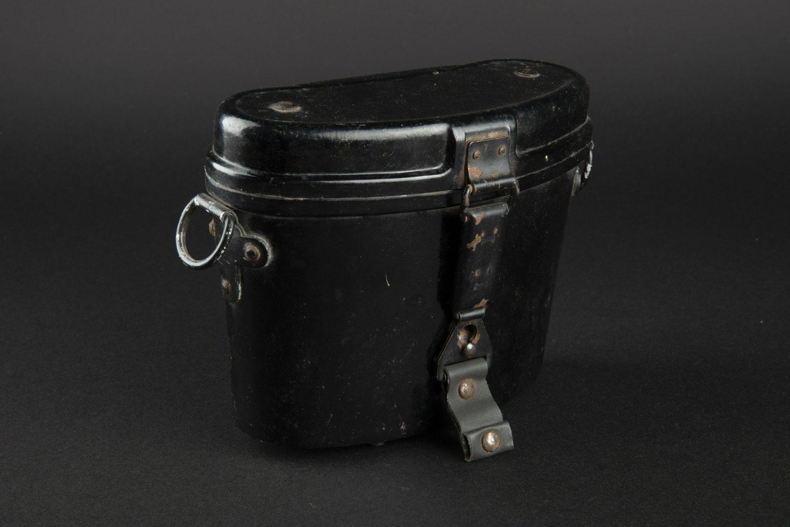 Jumelles 6 x 30. German binoculars.: Jumelles allemande. Jumelle complete, revetement fortement use. Fabrication CXN FK Dienstglas 6x30 294183 H/6400. Optiques claires et graduees. Boitier en bakelite noir. Attache complete, datee 1941. 