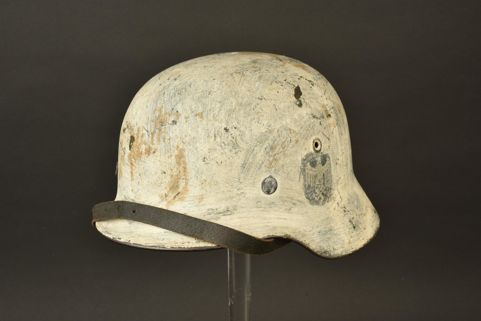 Casque camoufle hivernal. Winter camo Helmet.: Casque camoufle hivernal. Coque de casque M40, fabrication EF64. Numero de lot 23048. Application d une peinture camoufle blanche, au pinceau a 85%. Aigle de la Heer partiellement visible, de type Hub