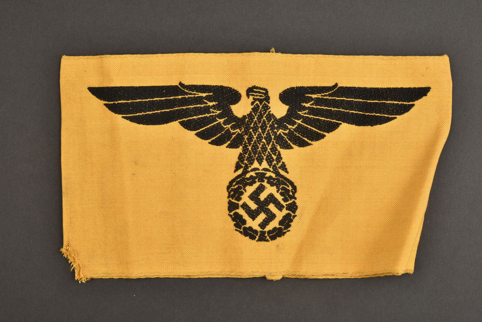 Brassard Wehrmacht. German Armband.: Brassard Wehrmacht. En tissu coton jaune orange. Aigle allemand brode en fil noir. Sans marquages visibles. A noter une certaine usure et patine de la piece, ainsi que des accrocs et des taches. Etat