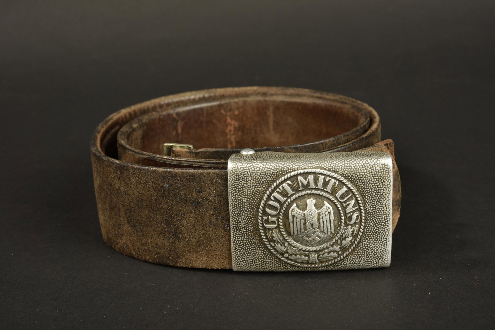 Ceinturon de la Heer. German belt.: Ceinturon de la Heer. Ceinturon en cuir noir, fortement use, taille 102, mais visiblement raccourci. Marquages illisibles. Boucle de ceinturon en aluminium grenele, sans marquages visibles. Pattes en 