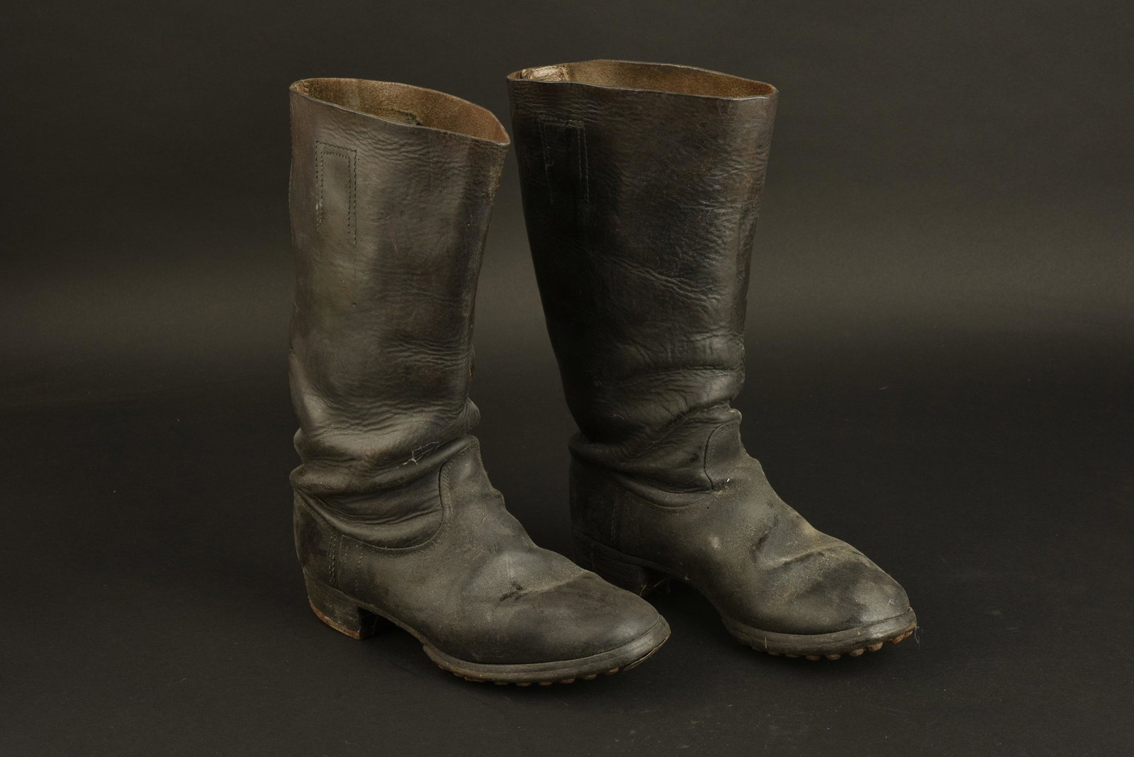 Bottes troupe. German boots.: Bottes troupe. Tiges courtes. En cuir noir. Paire homogene. Semelles cloutees et ferrees. Sans marquages visibles. Approximativement une pointure 42/43 fran caise. A noter une certaine usure et patine