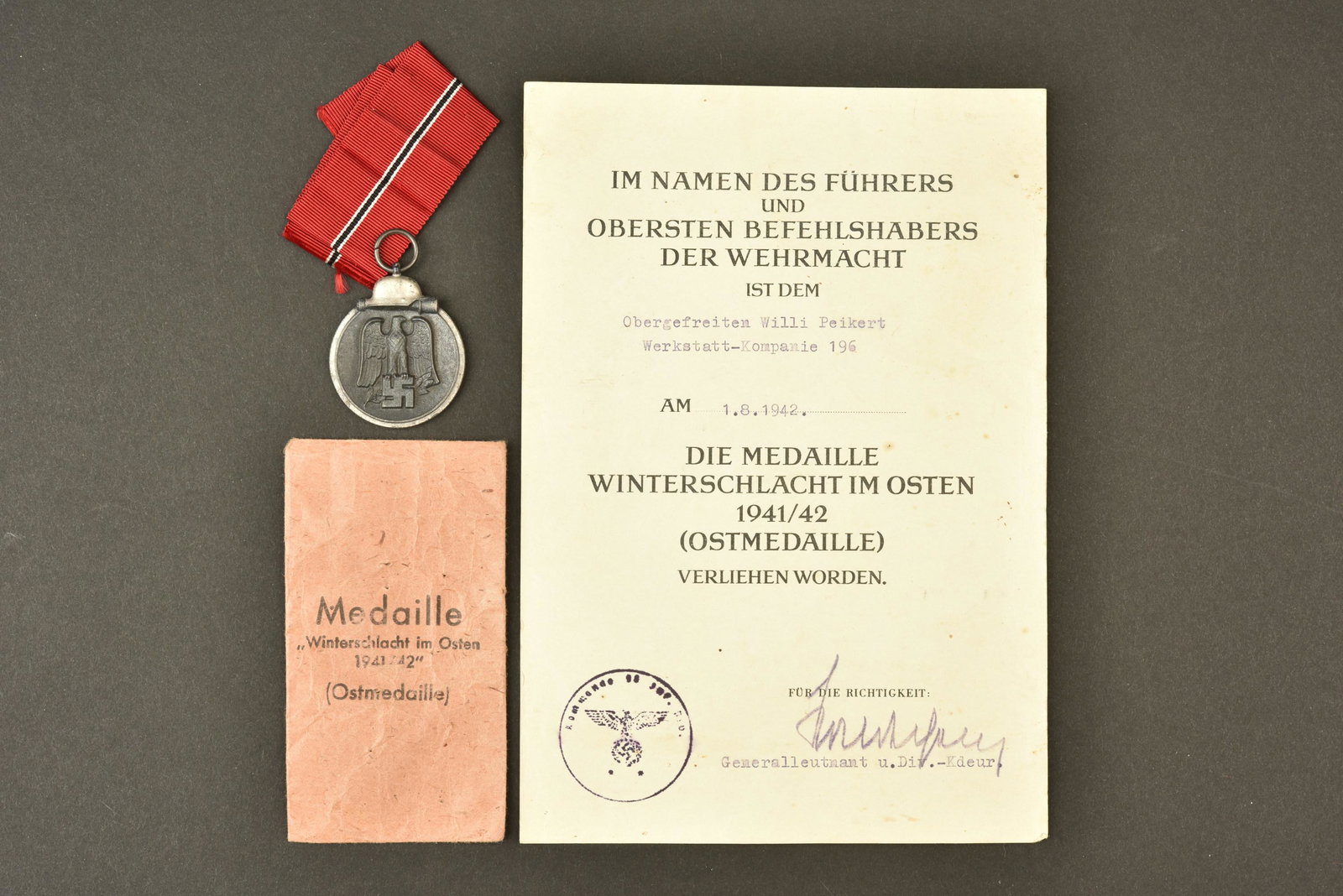 Ostmedal et diplome. Ostmedal and diploma.: Medaille du front de l est avec diplome. Medaille complete avec son ruban et son sachet. Diplome attribue a l Obergefreiten Willi Peikert Werkstatt Kompanie 196, le 1er aout 1942. A noter une certaine