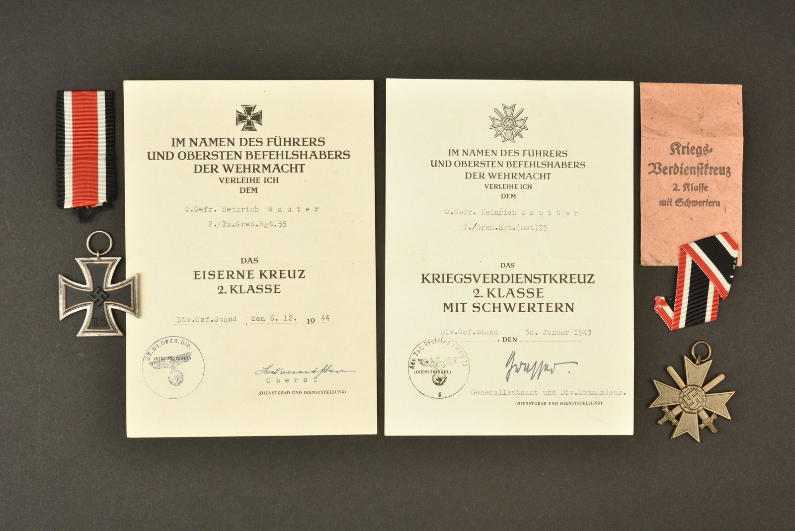 Grouping Henrich Sauter.: Grouping de l Obergefreiten Heinrich Sauter. Comprenant une croix de fer de seconde classe, fabrication en trois parties, couleur argent a 70%, anneau ne disposant pas de code fabricant. Ruban complet