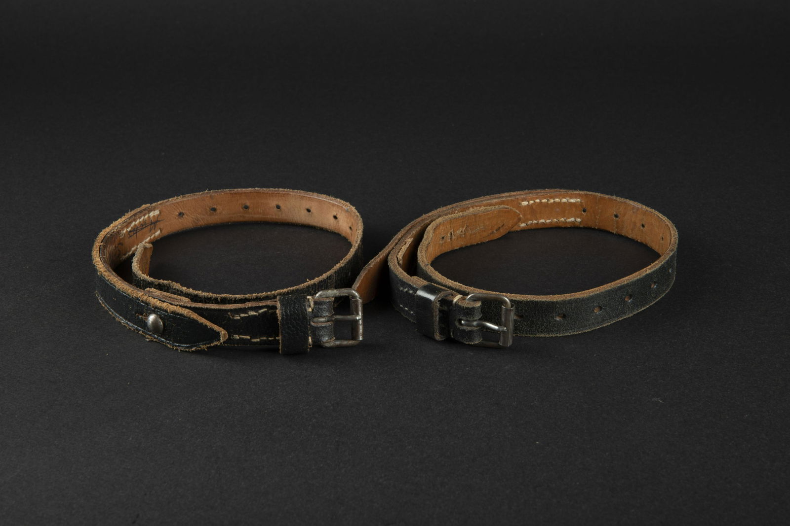 Sangles allemande. German straps.: Sangles allemande. Une paire de sangle en cuir, homogene. Marquages RBNr illisible. Indication nominative Schattler et Brandt 3 HU. A noter une certaine usure et patine des pieces. Etat II+. German st