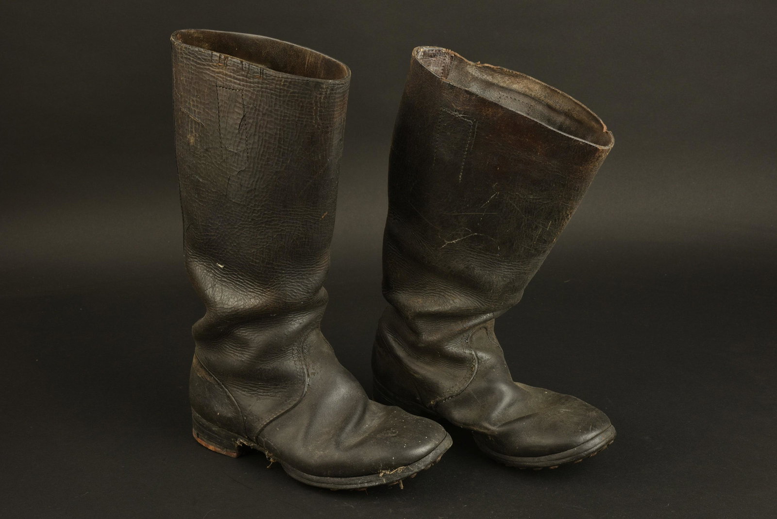 Bottes troupe. German boots.: Bottes troupes. En cuir noir. Paire homogene. Semelles cloutees et ferrees. Certains clous sont manquants. Certaines coutures sont defaites. Sans marquages visibles. Approximativement une pointure 42/