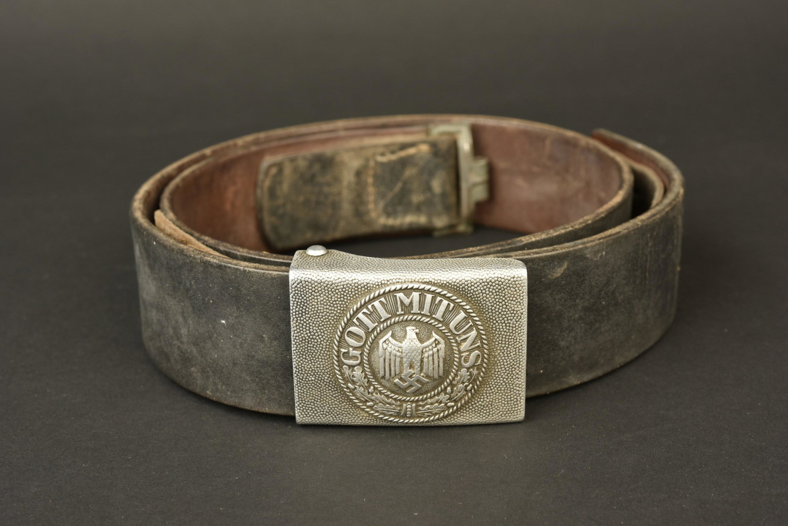Ceinturon de la Heer. German belt.: Ceinturon de la Heer. Ceinturon en cuir noir, taille 95. Patte de reglage complete. Fabrication Lohmann Werke Biefeld 1942. Boucle de ceinturon en aluminium grenele, sans marquage visible. Patte en cu