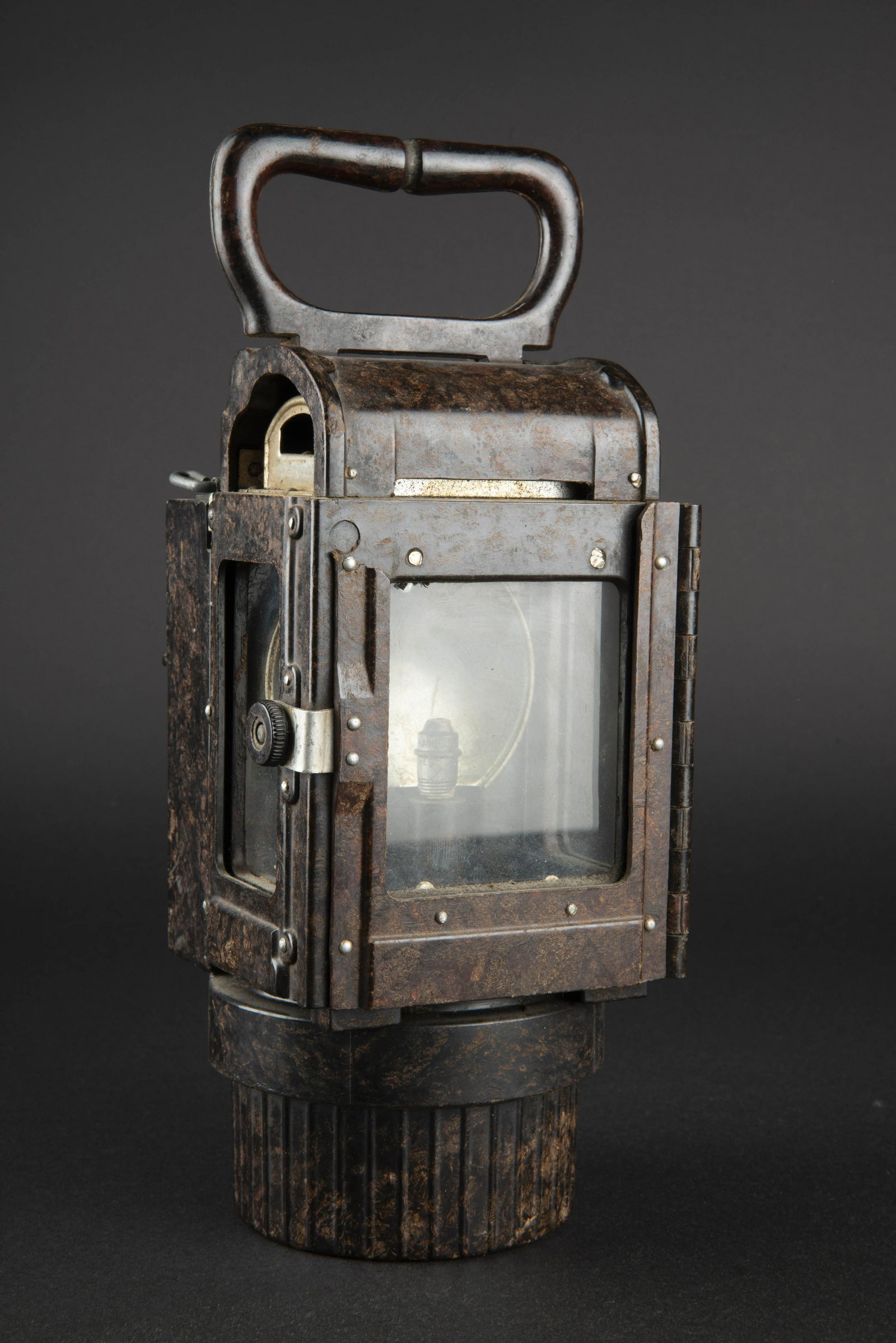 Lanterne en bakelite. Bakelite lantern.: Lanterne en bakelite. En bakelite brune, poignee de transport presente. Le crochet en aluminium est manquant. Tous les verres sont presents. Les accessoires sont manquants. Patte de fixation disposant