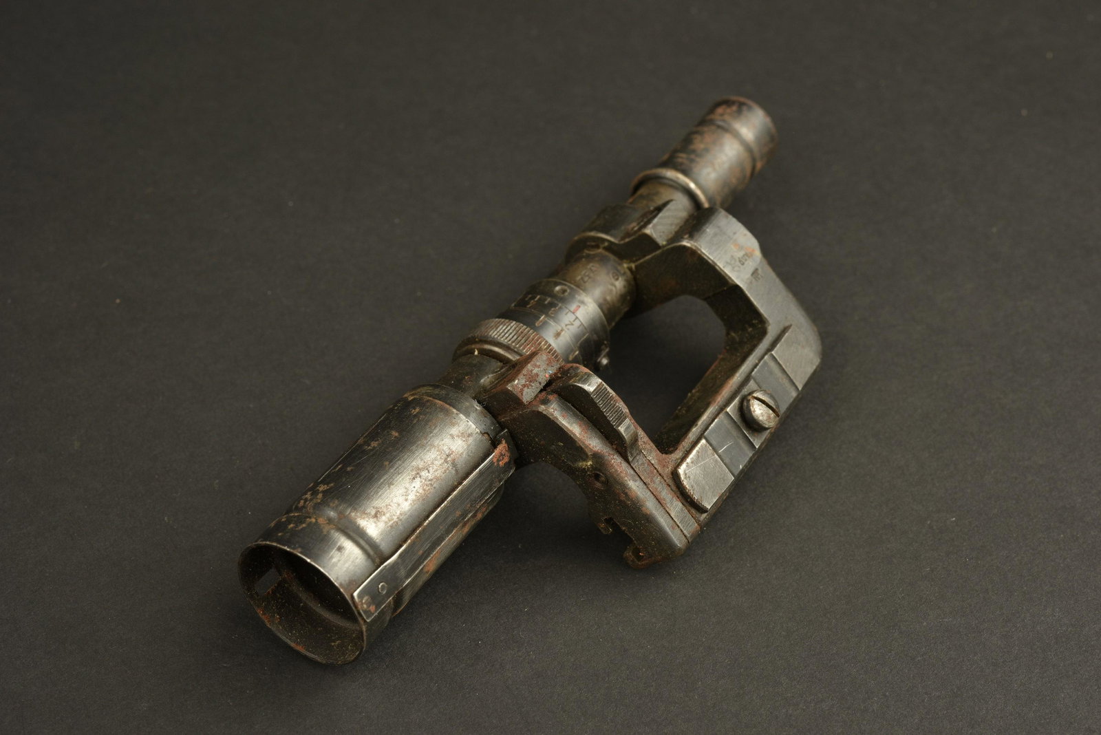Lunette ZF 41. ZF 41 scope.: Lunette ZF 41. En metal, beau marquages ZF 41. Fabrication CNX. Sans numero visible. Les bonnettes sont presentes. Rail en metal, fabrication DUV, aigle Waa present. Croisillon de visee present. Optiq