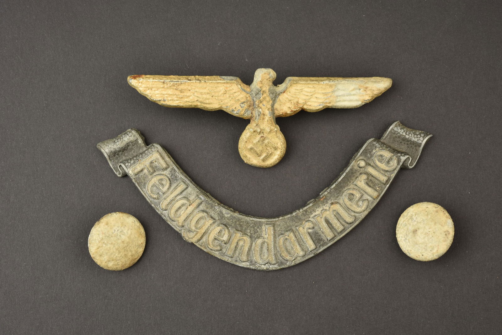 Pieces detachees pour hausse col Feldgendarmerie. Feldgendarmerie accessories gorget.: Pieces detachees pour hausse col Feldgendarmerie. Comprenant une banderole en aluminium avec la mention Feldgendarmerie, phosphorescent, une attache manquante. Deux boutons phosphorescent, un bouton d