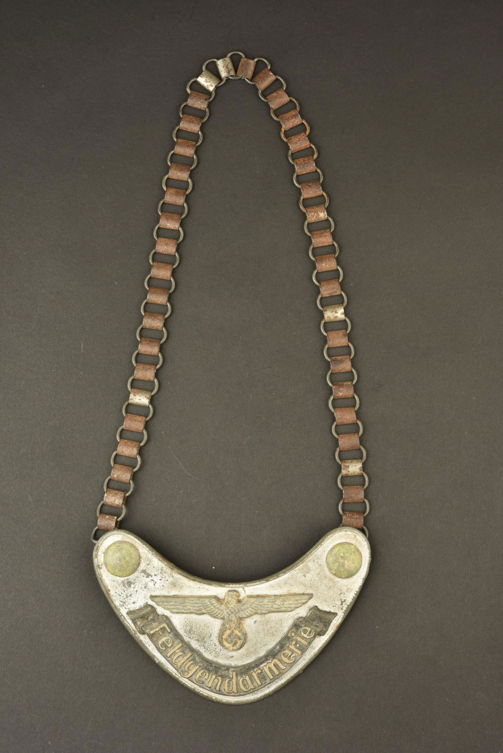 Hausse col Feldgendarmerie terrain. Feldgendarmerie gorget.: Hausse col Feldgendarmerie terrain. En aluminium. L aigle, les boutons, et la mention Feldgendarmerie sont phosphorescent. Reste de peinture a 20%. Chainette complete. Doublure en drap Feldgrau, mite