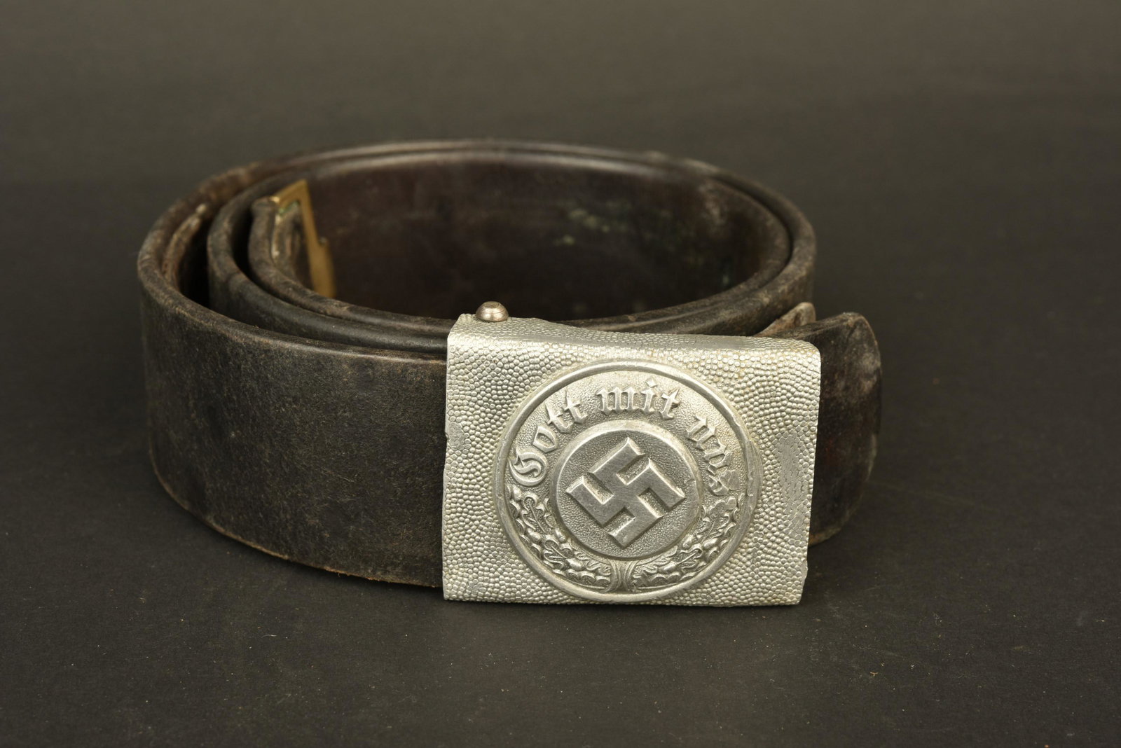 Ceinturon Polizei. Polizei belt: Ceinturon Polizei. Ceinturon en cuir noir. Taille 100. Bouclerie en metal. Patte de reglage presente. Marquages fabricant illisibles. Boucle de ceinturon Polizei, en aluminium grenele. Fermoir incompl