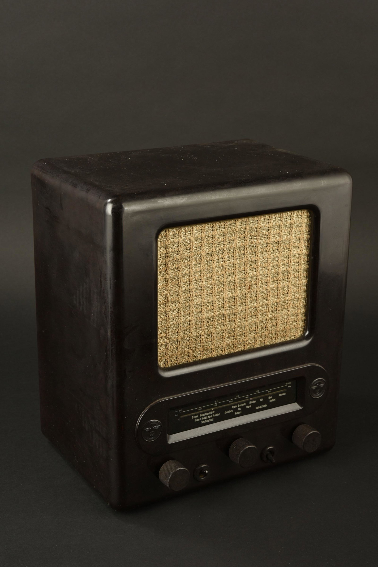Radio allemande. German radio: Radio allemande. En bakelite marron. Tous les boutons sont presents et fonctionnels. Deux aigles allemand sur la face avant. Modele VE 301D. Fabrication Telefunken. Prise et cable presents. Cable part