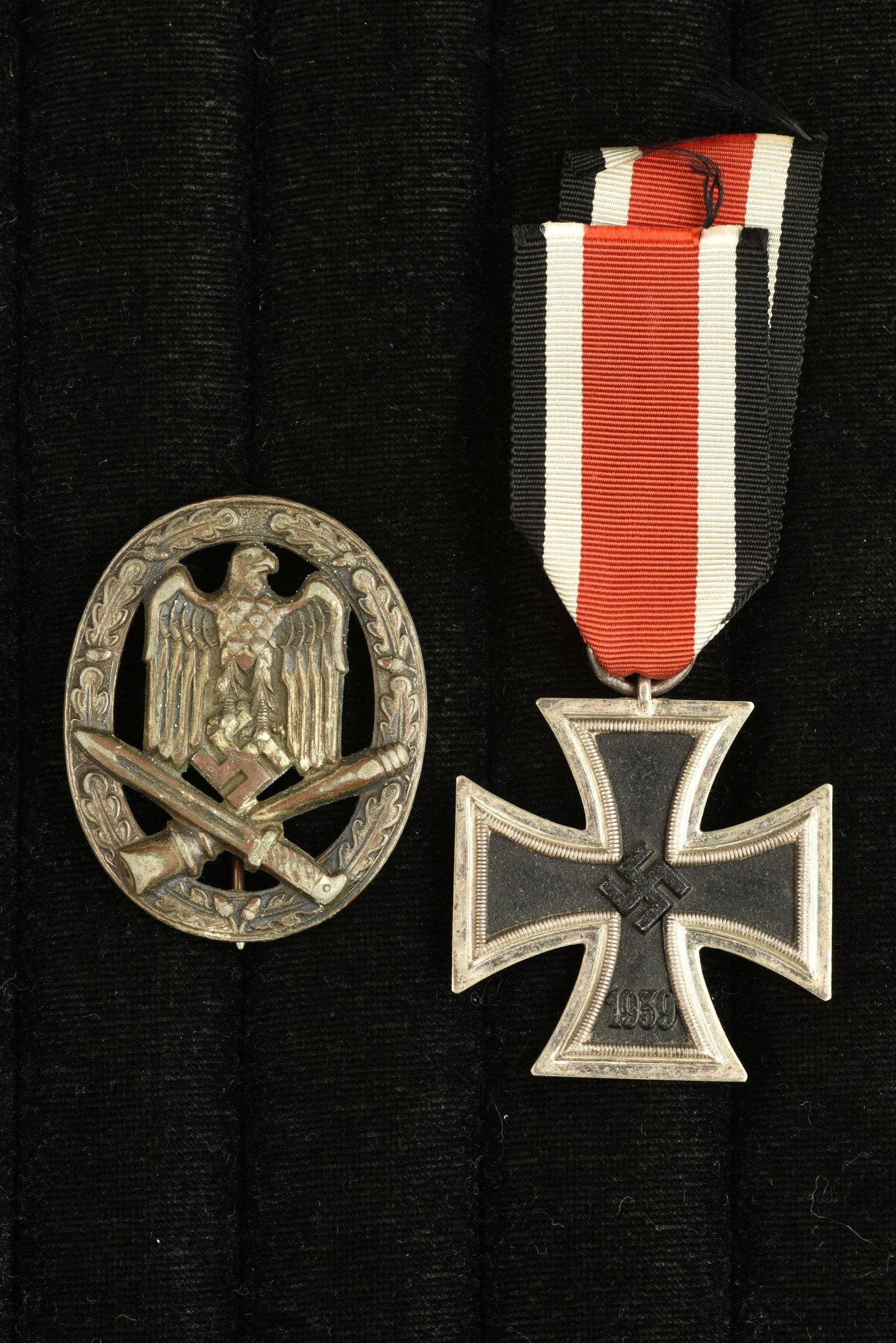 Decorations allemande. German insignia: Decorations allemande. Comprenant une croix de fer de seconde classe, fabrication en trois parties, ruban complet, jamais monte, sans marquage fabricant visible. Un insigne Allgemeines Sturmabzeichen,