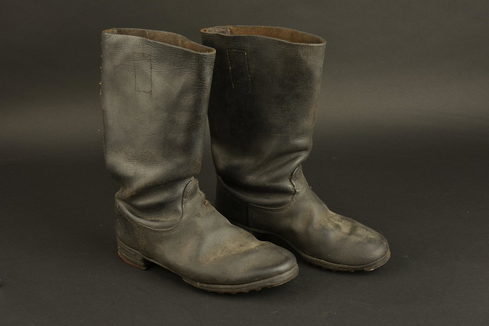 Bottes troupe. German Boots.: Bottes troupe. Paire homogene, en cuir noir. Certaines coutures sont defaites. Marquages 6 42 216. Semelles cloutees et ferrees. Les lanieres internes sont decousues et absentes. approximativement une
