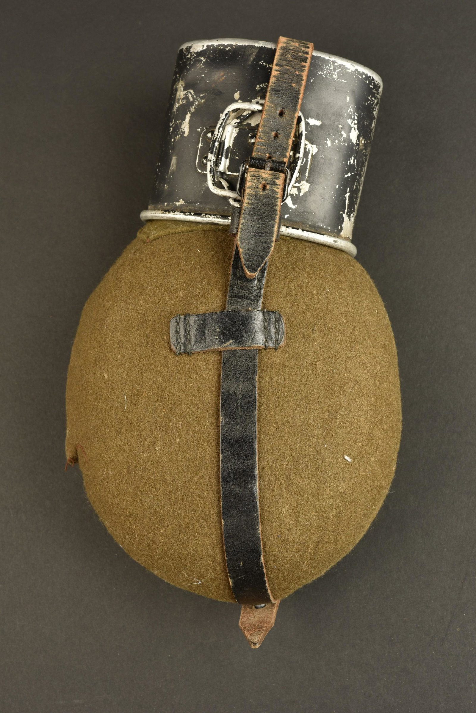 Gourde grande capacite. German canteen: Gourde grande capacite. Gourde en aluminium, fabrication CFI 41. Bouchon en bakelite noir. Housse en feutrine Feldgrau, tous les boutons pressions sont fonctionnels, renfort au dos de la piece. Harnai