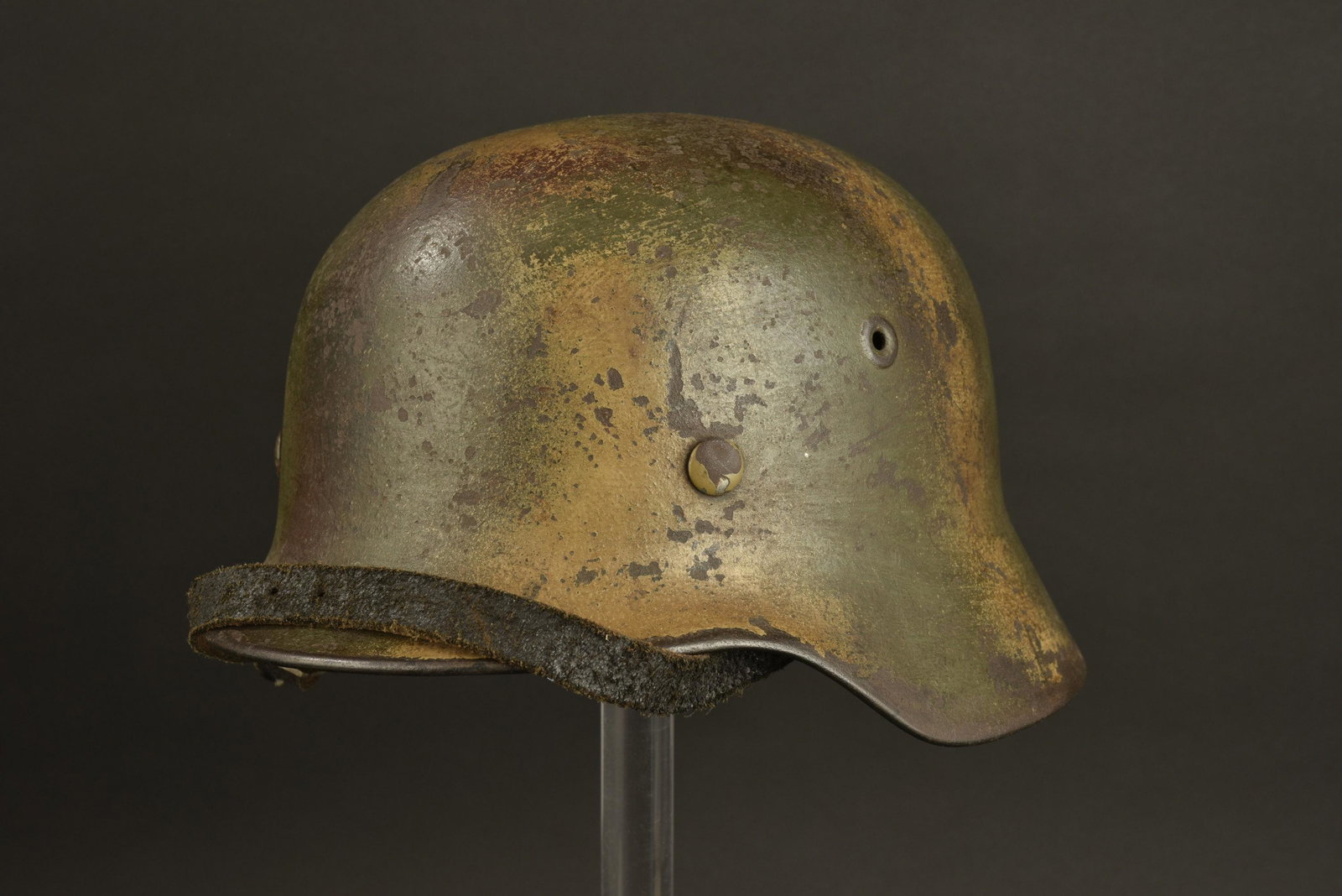 Casque camoufle allemand. German Camo helmet.: Casque camoufle allemand. Coque de casque M40, code fabricant NS, taille illisible, numero de lot partiellement illisible, 567. Peinture Feldgrau au pinceau a l interieur de la coque. Tampon de recept