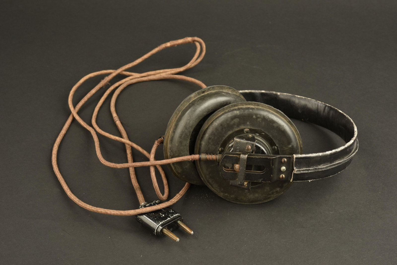Casque radio Panzer. Panzer radio helmet.: Casque radio Panzer. Armature metallique recouverte de cuir noir. Les bonnettes en caoutchouc sont presentes. Serre-tete marque DFH.B. Ecouteurs marques DFH A. A noter une certaine usure et oxydation 