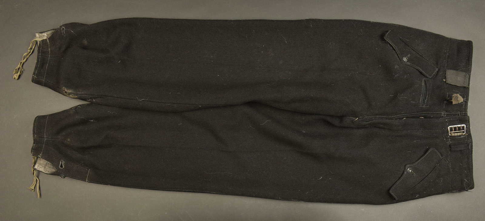 Pantalon Panzer. German panzer trousers.: Pantalon Panzer. En drap noir. Tous les boutons sont presents mais d un modele civil. Ceinture a trois ardillons complete. Rabat des poches de hanche fermant par un seul bouton. Les lacets au bas des 