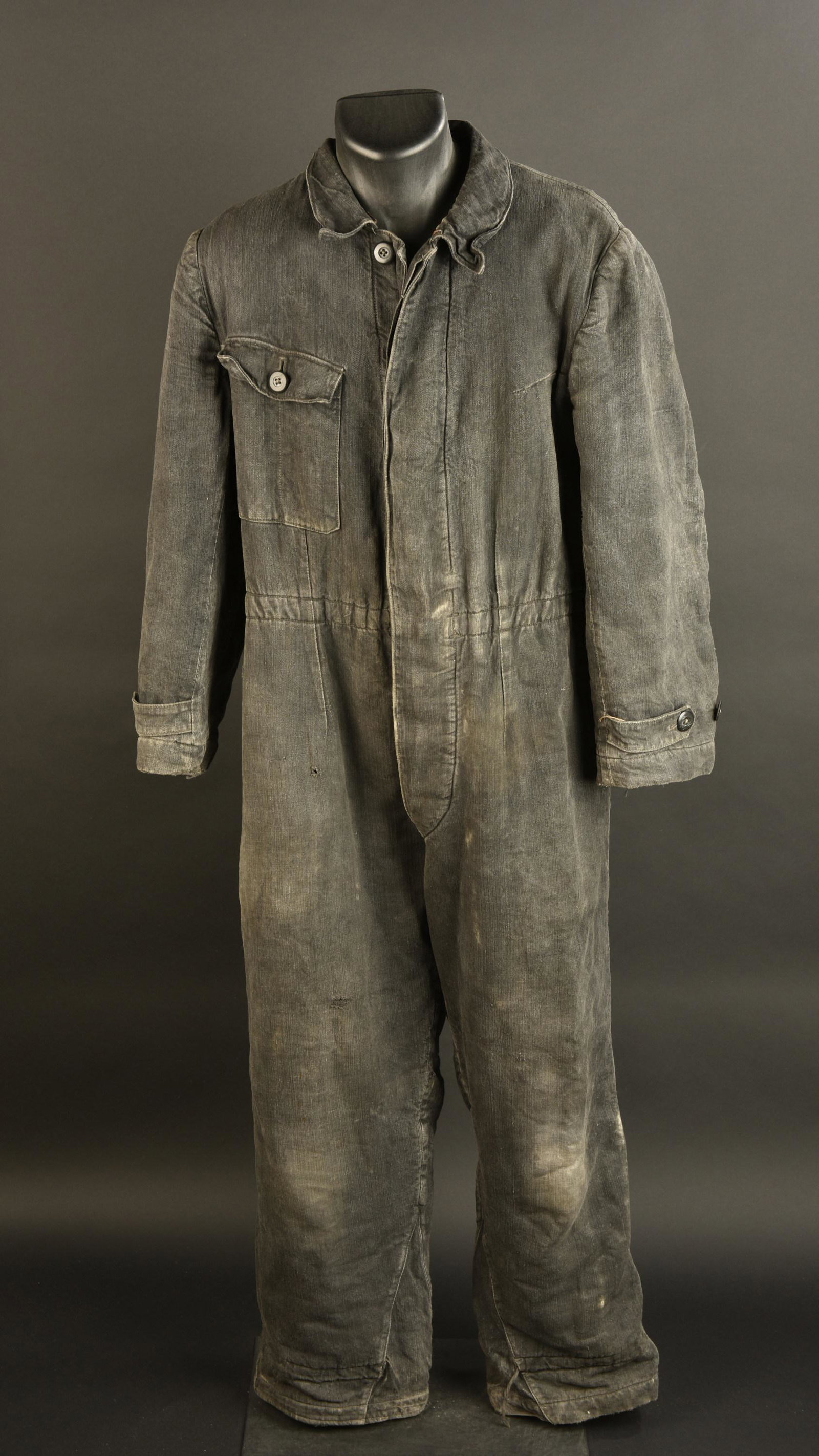 Combinaison panzer. German Panzer suit.: Combinaison panzer. En epais tissu gris fonce. Tous les boutons sont presents. Doublure en epais molleton gris. Etiquette du fabricant E Hohndorf Herford vorm Oskar Tavote GMBH Uniformfabrik, taille 1