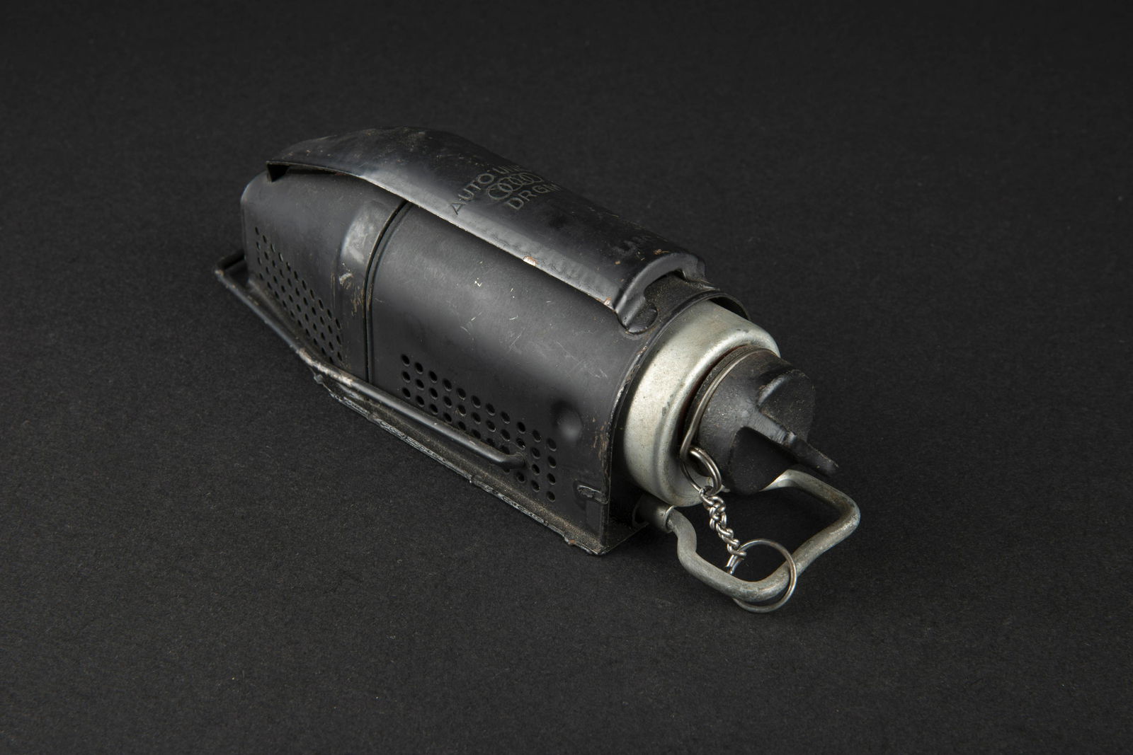 Rechaud de moteur. German Motor stove.: Rechaud de moteur. En aluminium, bouchon complet. Peinture gris/bleu a 80%. Fabrication Auto Union DRGM. A noter une certaine usure et patine de la piece. Etat II+. Motor stove. In aluminum, full cap.