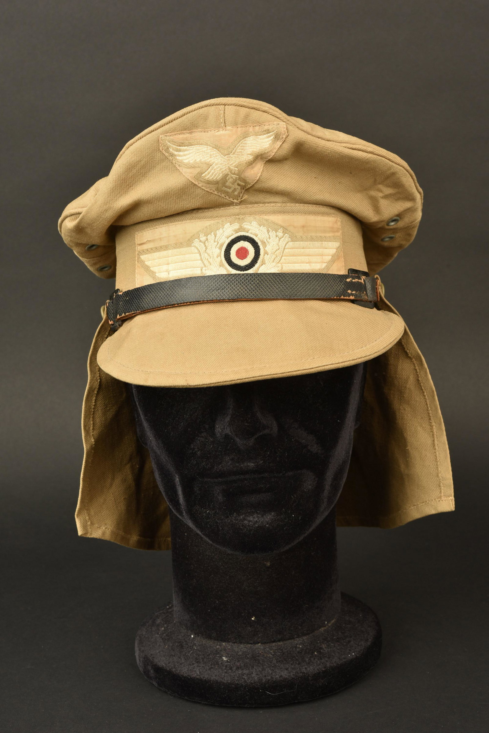 Casquette Hermann Meyer. Hermann Meyer cap.: Casquette tropicale Hermann Meyer. En forte toile couleur sable. Cocarde en Bevo sur fond couleur sable, montee machine. Aigle Bevo, sur fond triangulaire couleur sable, monte machine. Fausse jugulair