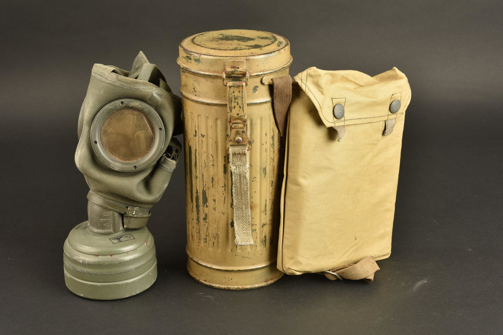 Masque anti-gaz sable. German gaz mask: Masque anti-gaz sable. Boitier long, peinture jaune sable a 80%. L authenticite de la peinture n est pas garantie. Toutes les sangles sont presentes, mais non homogene. Date 1939. Les verres de rechan