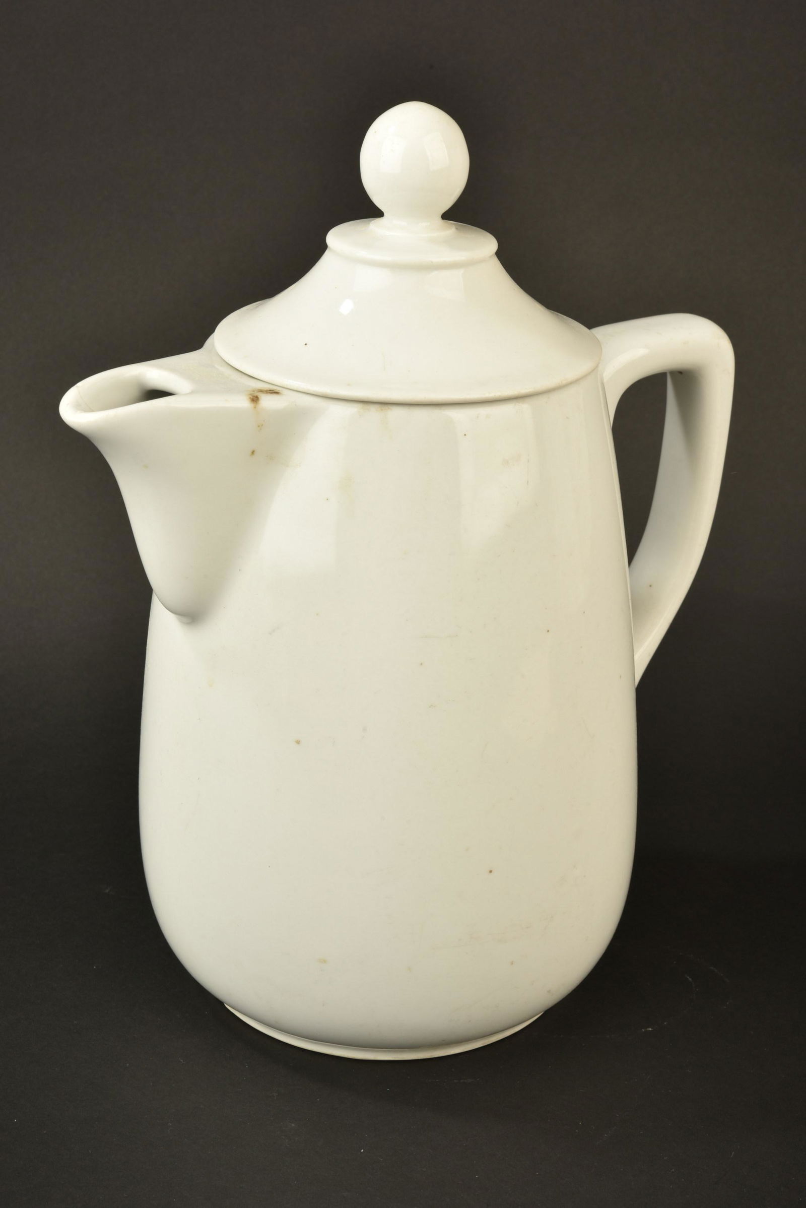 Cafetiere de la Luftwaffe. Luftwaffe coffee maker.: Cafetiere de la Luftwaffe. En porcelaine blanche. Anse en parfait etat. Bec verseur fissure. Couvercle complet, presentant quelques manques sur la partie interne. Hauteur 32 cm avec le couvercle. Fabr