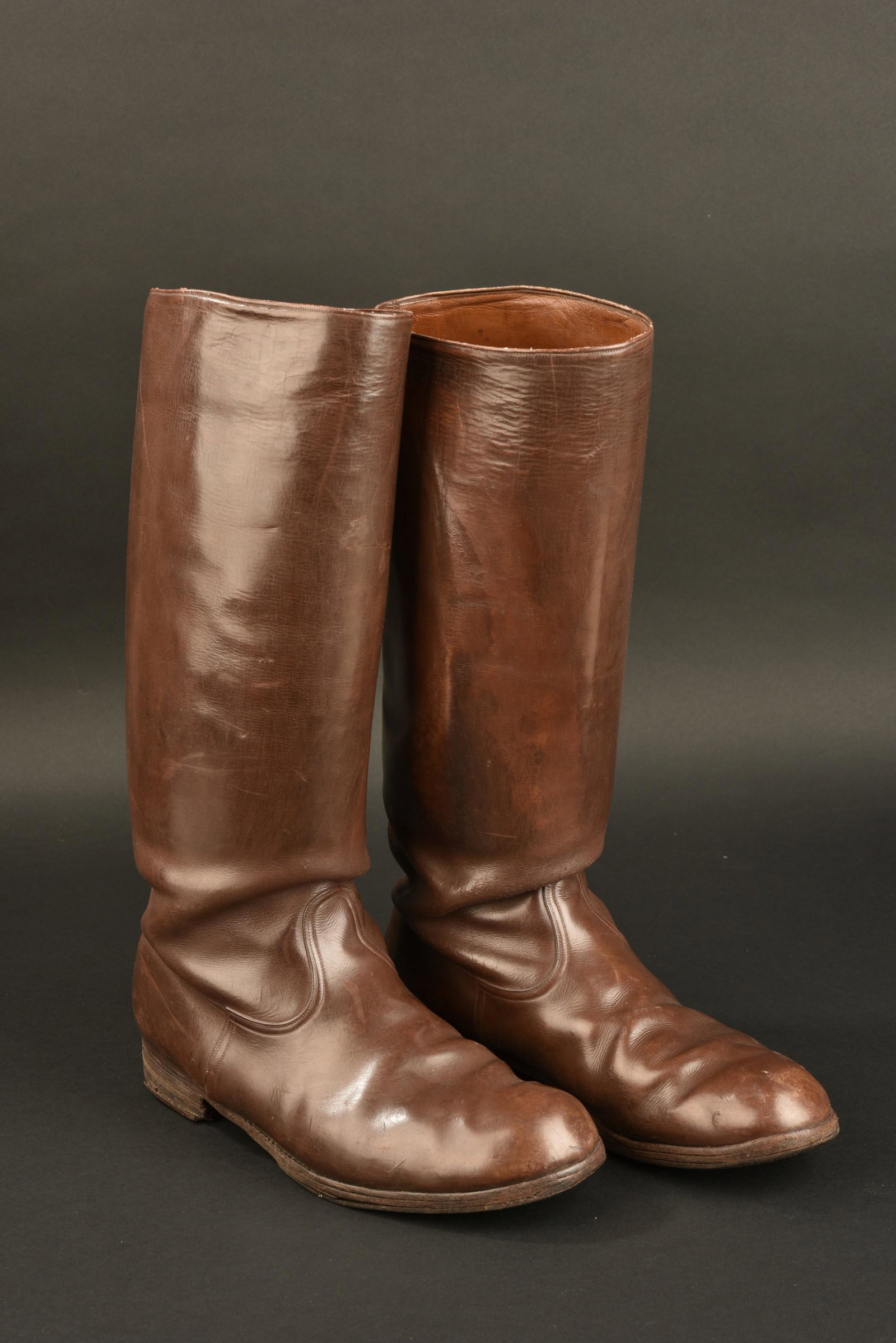 Bottes d officier allemand. German officer boots: Bottes d officier allemand. En cuir marron, tiges hautes. Homogenes. Semelles lisses. Sans marquages visibles. Approximativement une pointure 44/45 francaise. A noter une legere usure et patine de la 